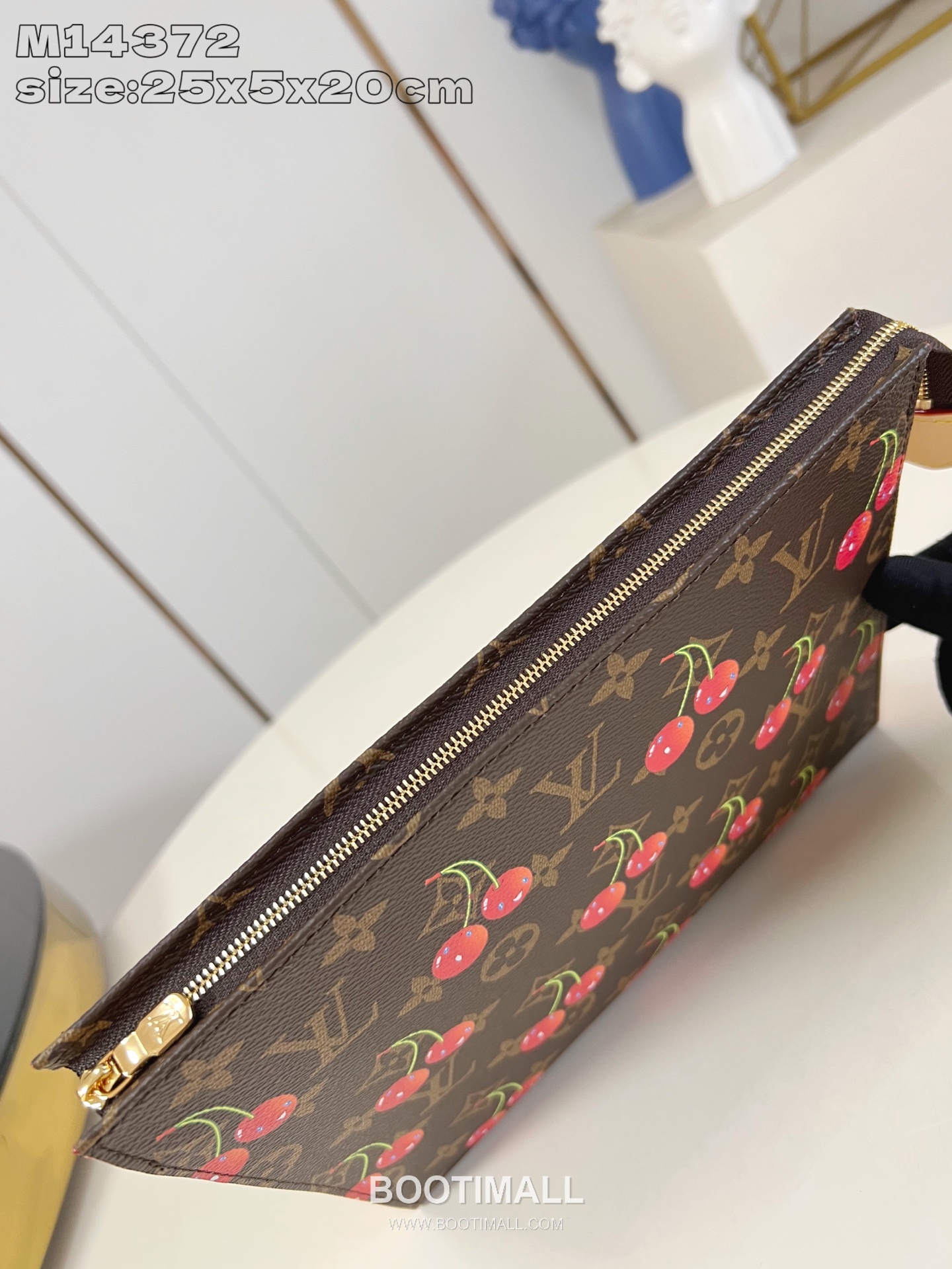 Louis Vuitton Monogram Canvas Toiletry Bag with Cherry Print Zip Pocket Detail 루이비통 모노그램 캔버스 토일레트리 파우치 M14372 20cm 7