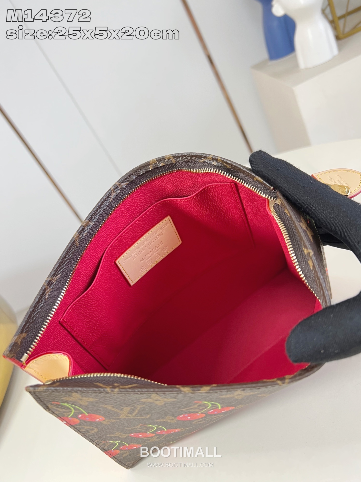 Louis Vuitton Monogram Canvas Toiletry Bag with Cherry Print Zip Pocket Detail 루이비통 모노그램 캔버스 토일레트리 파우치 M14372 20cm 8