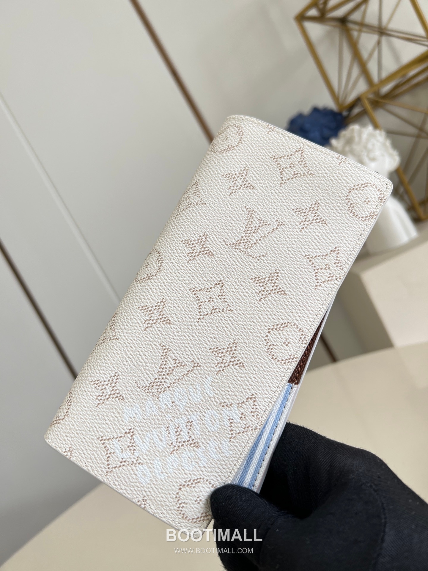 Louis Vuitton Brazza Monogram Eclipse Canvas Wallet with Zip Pocket Card Slot Detail 루이비통 브라짜 모노그램 이클립스 캔버스 장지갑 M15156 10cm 2