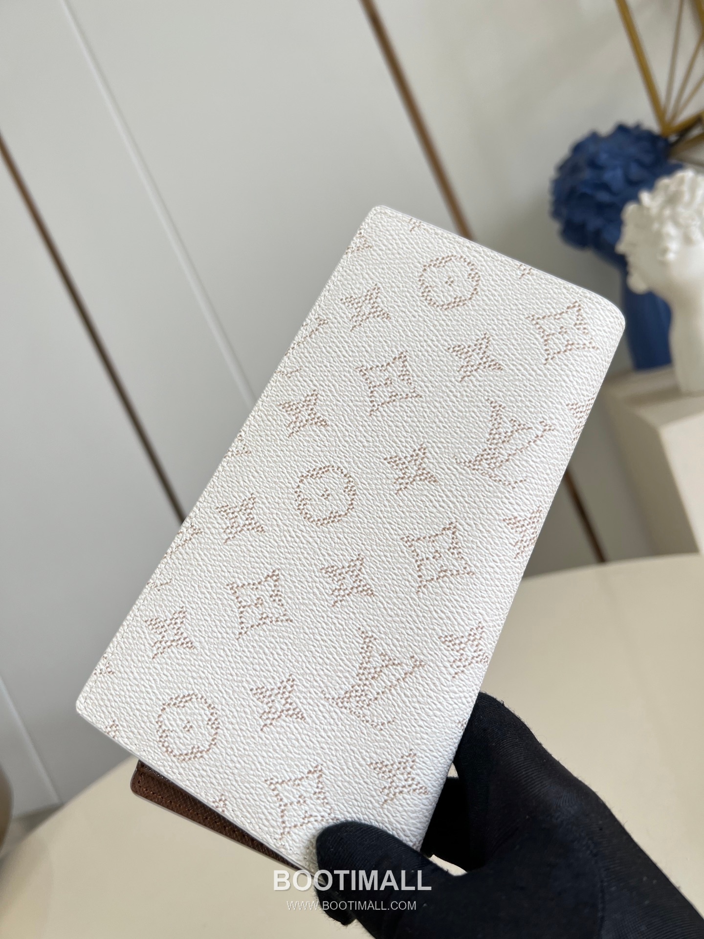 Louis Vuitton Brazza Monogram Eclipse Canvas Wallet with Zip Pocket Card Slot Detail 루이비통 브라짜 모노그램 이클립스 캔버스 장지갑 M15156 10cm 3