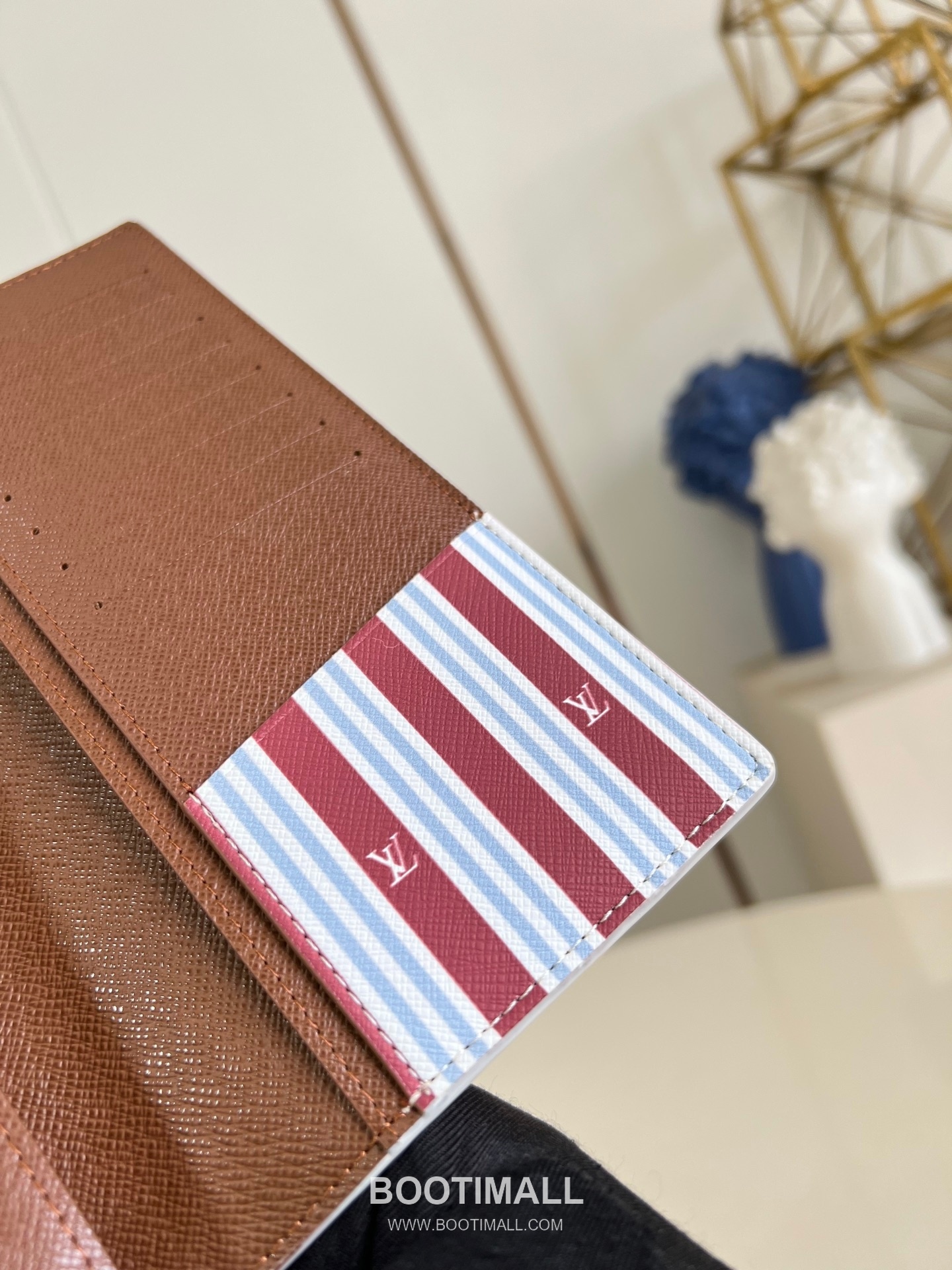 Louis Vuitton Brazza Monogram Eclipse Canvas Wallet with Zip Pocket Card Slot Detail 루이비통 브라짜 모노그램 이클립스 캔버스 장지갑 M15156 10cm 6