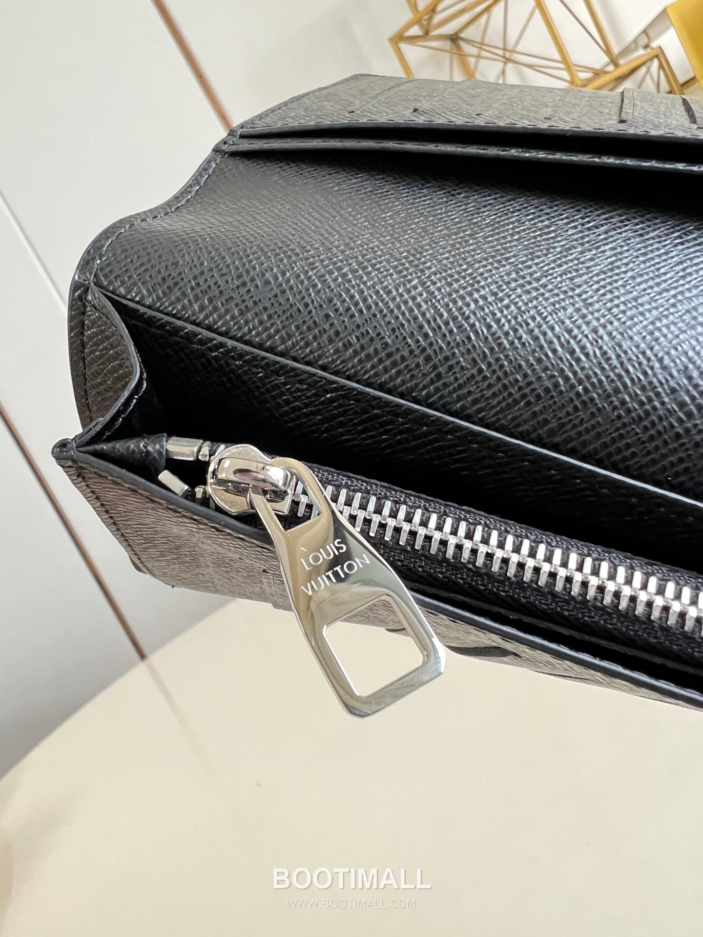 Louis Vuitton Brazza Monogram Eclipse Canvas Wallet with Zip Pocket Card Slot Detail 루이비통 브라짜 모노그램 이클립스 캔버스 장지갑 M15156 10cm 9