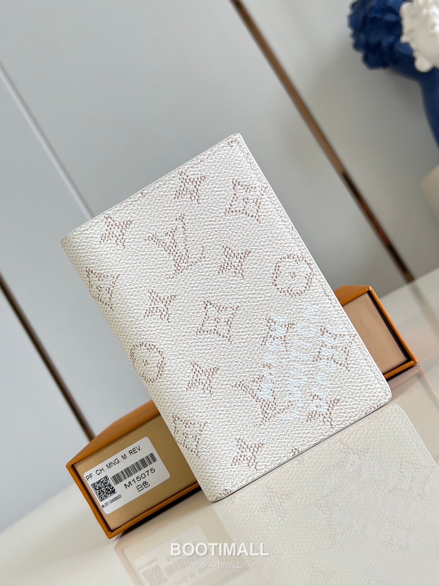 Louis Vuitton Monogram Eclipse Canvas Passport Cover with Card Slot Pocket Detail 루이비통 모노그램 이클립스 캔버스 여권지갑 M15075 10cm 1