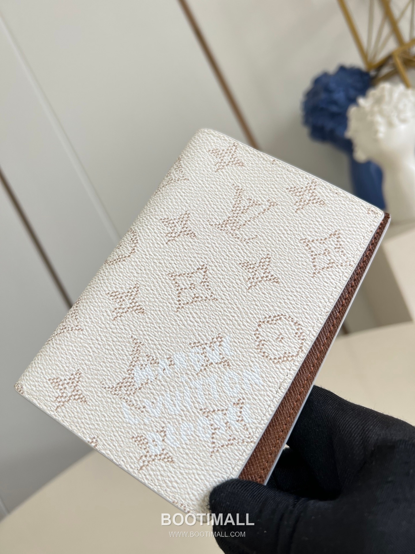 Louis Vuitton Monogram Eclipse Canvas Passport Cover with Card Slot Pocket Detail 루이비통 모노그램 이클립스 캔버스 여권지갑 M15075 10cm 2