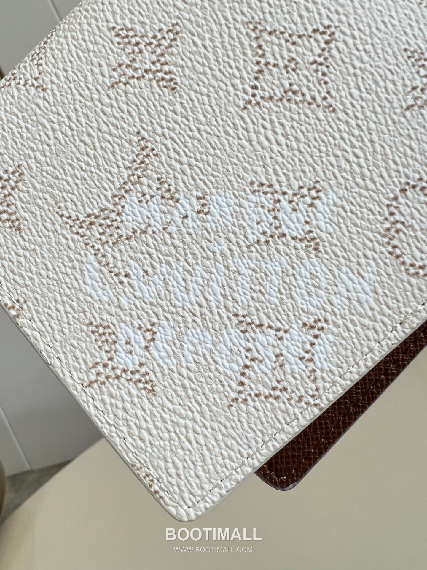 Louis Vuitton Monogram Eclipse Canvas Passport Cover with Card Slot Pocket Detail 루이비통 모노그램 이클립스 캔버스 여권지갑 M15075 10cm 3