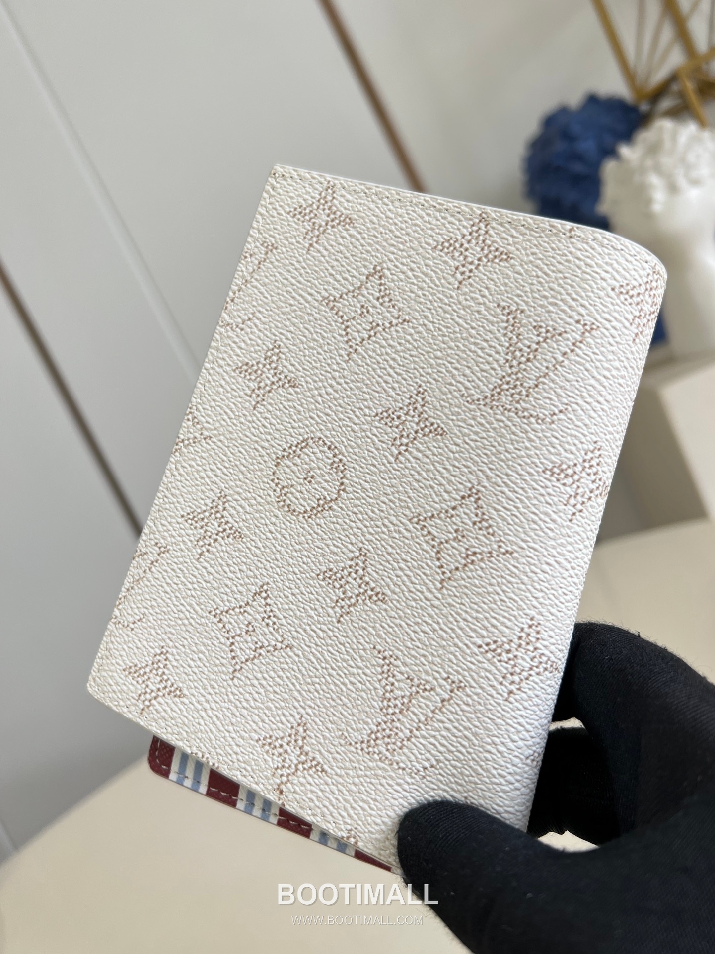 Louis Vuitton Monogram Eclipse Canvas Passport Cover with Card Slot Pocket Detail 루이비통 모노그램 이클립스 캔버스 여권지갑 M15075 10cm 4