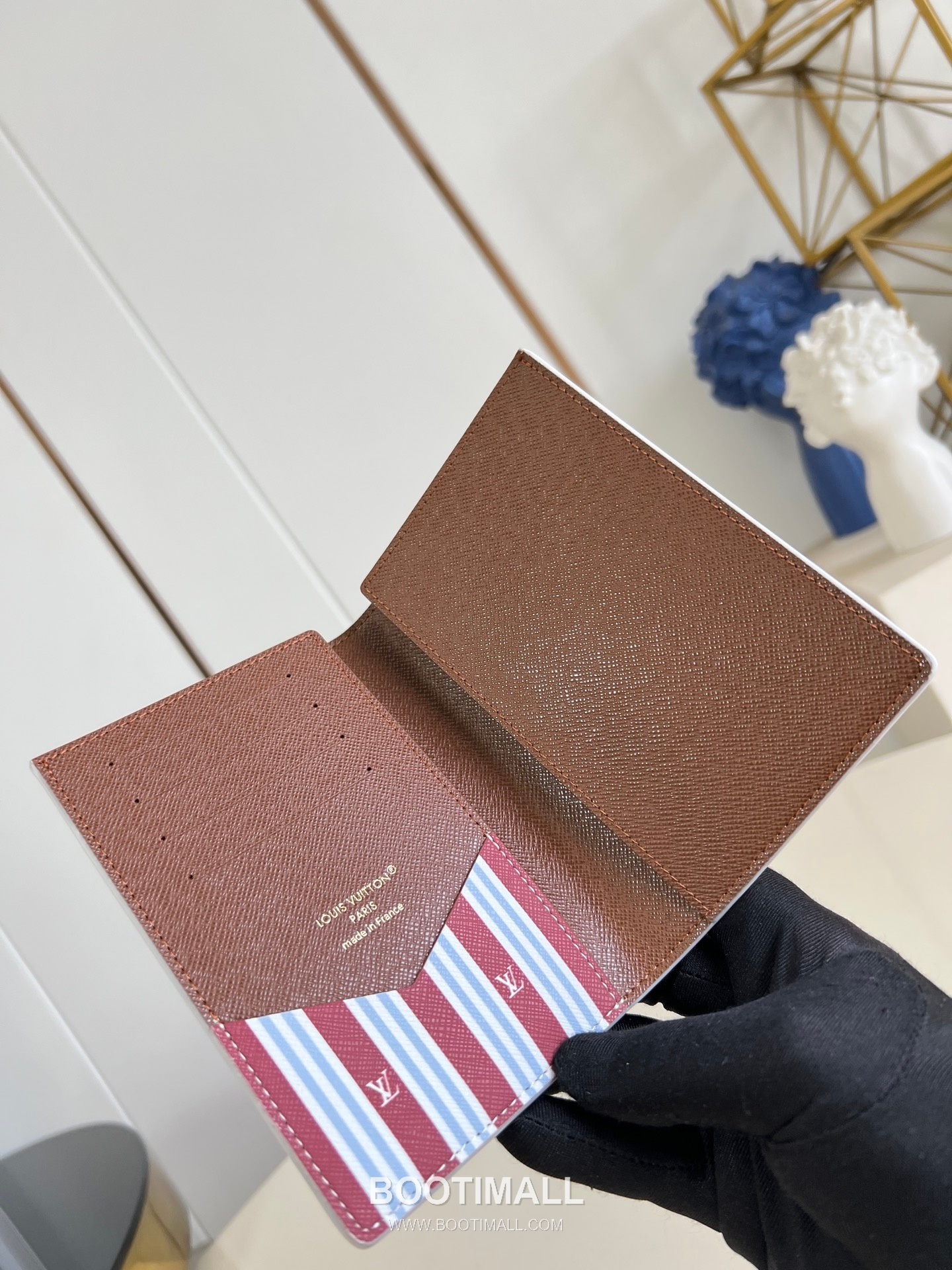 Louis Vuitton Monogram Eclipse Canvas Passport Cover with Card Slot Pocket Detail 루이비통 모노그램 이클립스 캔버스 여권지갑 M15075 10cm 6