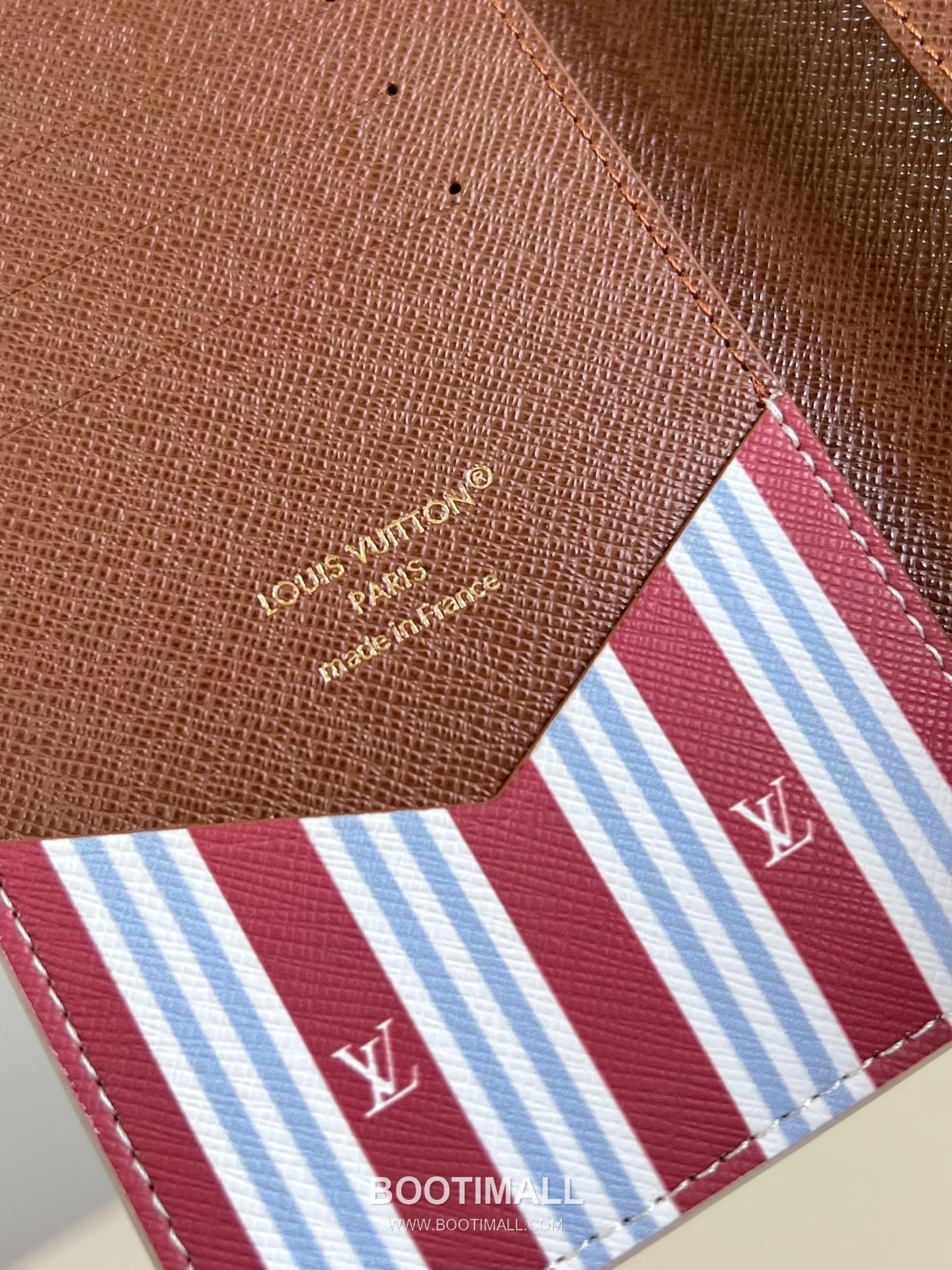 Louis Vuitton Monogram Eclipse Canvas Passport Cover with Card Slot Pocket Detail 루이비통 모노그램 이클립스 캔버스 여권지갑 M15075 10cm 7