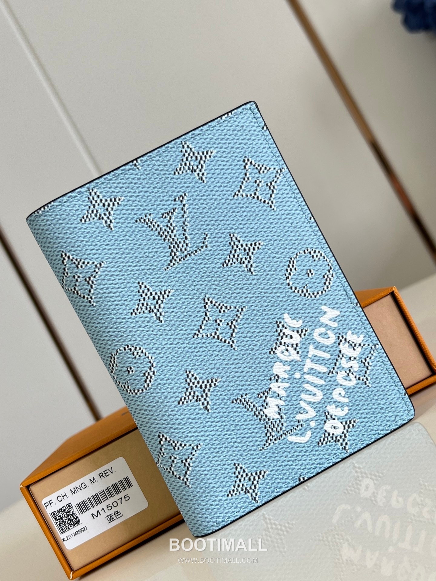 Louis Vuitton Monogram Eclipse Canvas Passport Cover with Card Slot Pocket Detail 루이비통 모노그램 이클립스 캔버스 여권지갑 M15075 10cm 1