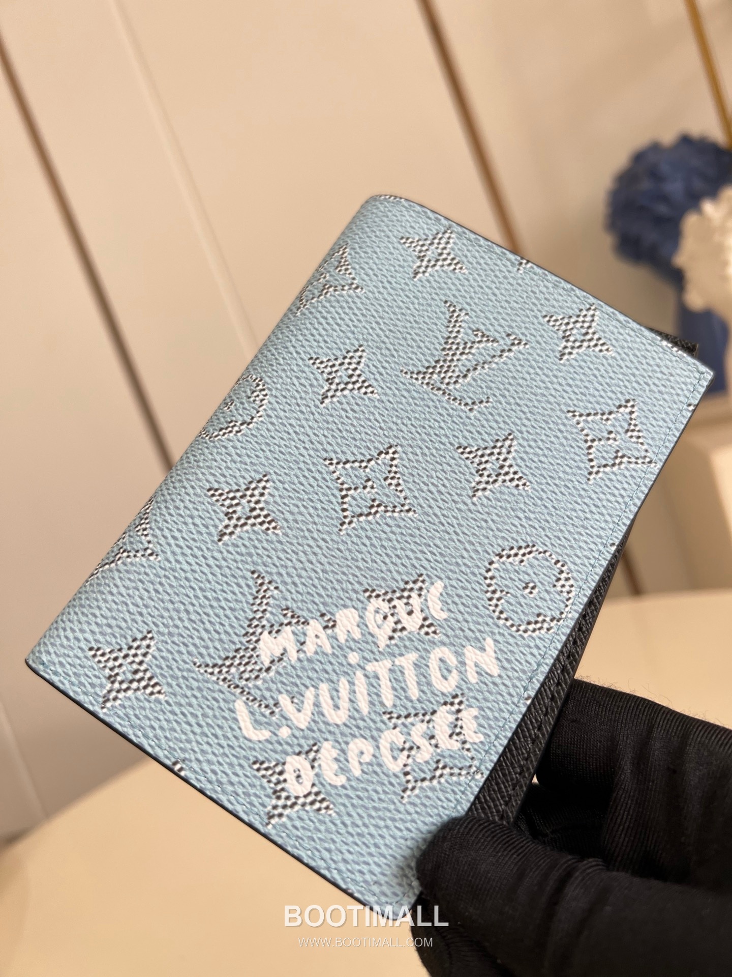 Louis Vuitton Monogram Eclipse Canvas Passport Cover with Card Slot Pocket Detail 루이비통 모노그램 이클립스 캔버스 여권지갑 M15075 10cm 2