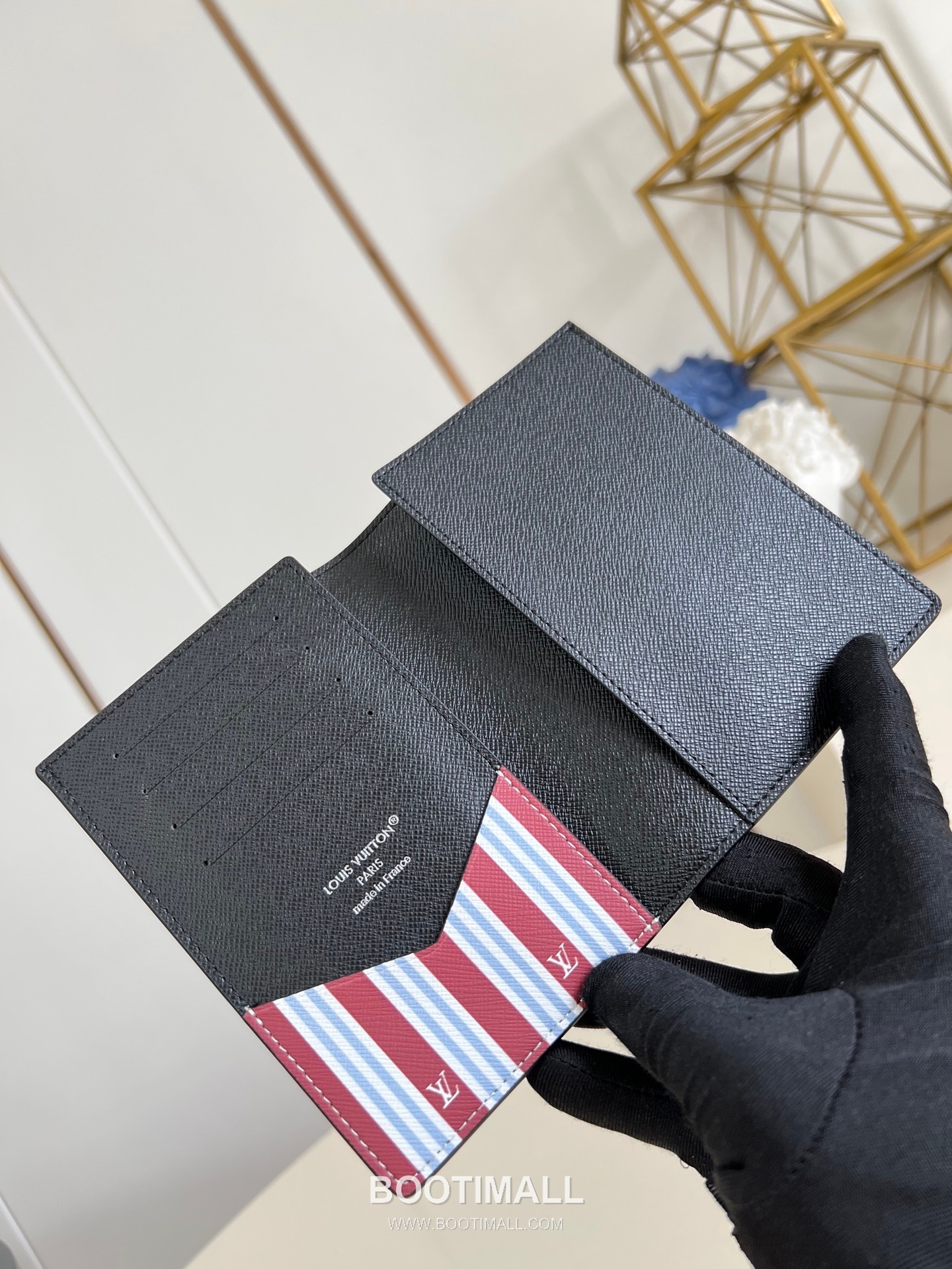 Louis Vuitton Monogram Eclipse Canvas Passport Cover with Card Slot Pocket Detail 루이비통 모노그램 이클립스 캔버스 여권지갑 M15075 10cm 5