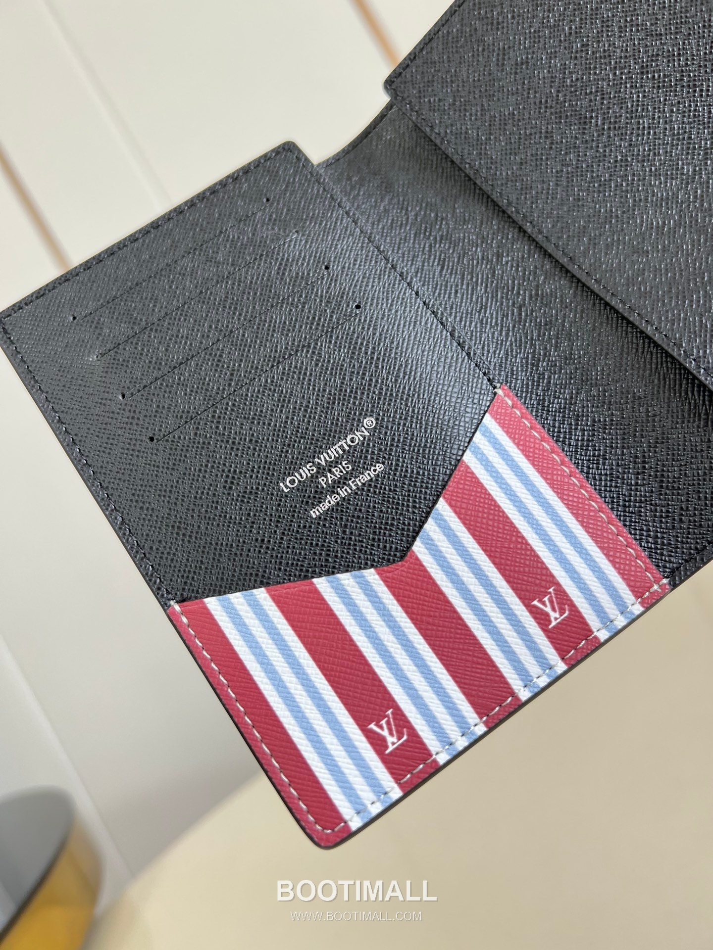 Louis Vuitton Monogram Eclipse Canvas Passport Cover with Card Slot Pocket Detail 루이비통 모노그램 이클립스 캔버스 여권지갑 M15075 10cm 6