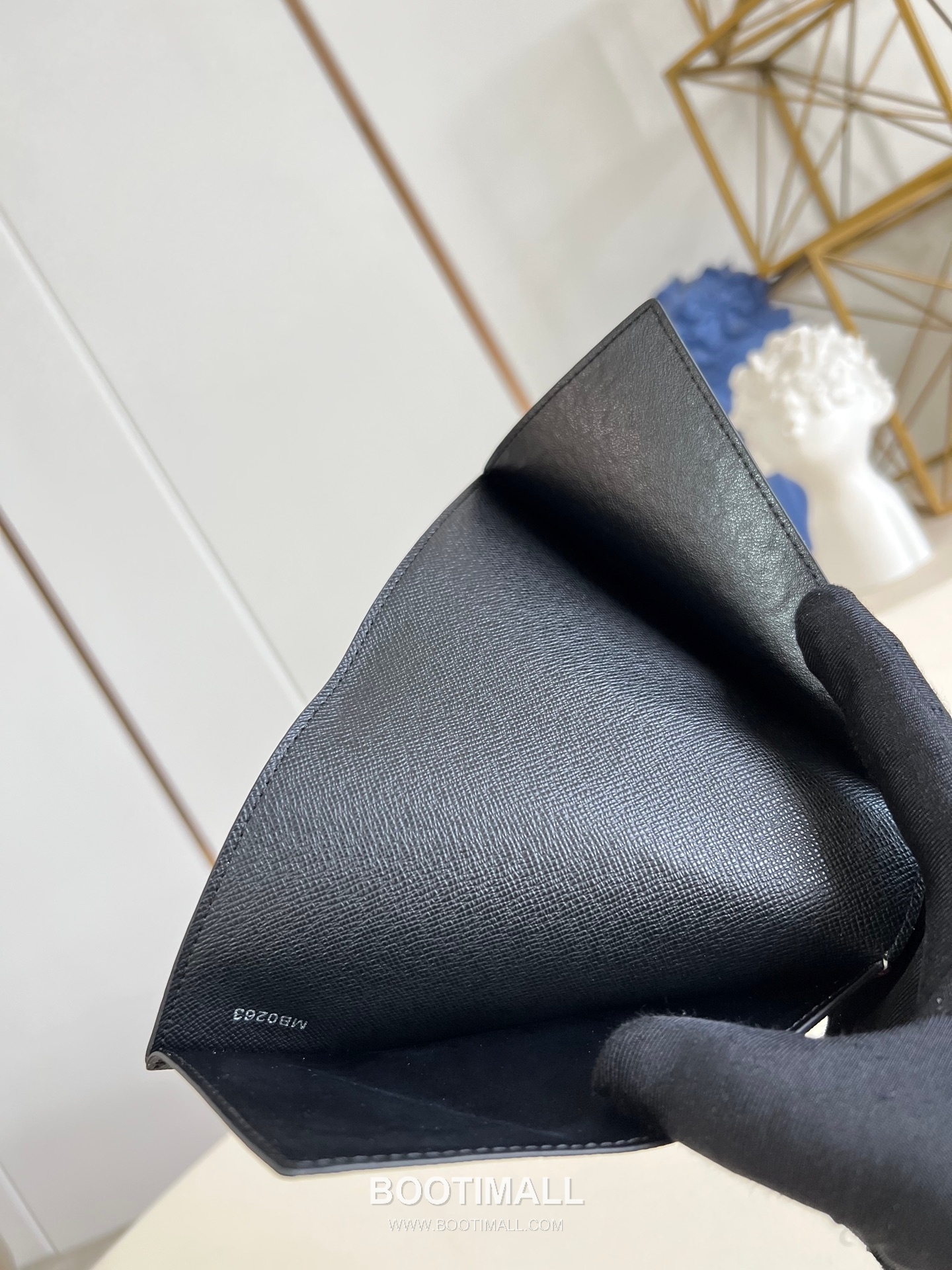 Louis Vuitton Monogram Eclipse Canvas Passport Cover with Card Slot Pocket Detail 루이비통 모노그램 이클립스 캔버스 여권지갑 M15075 10cm 7