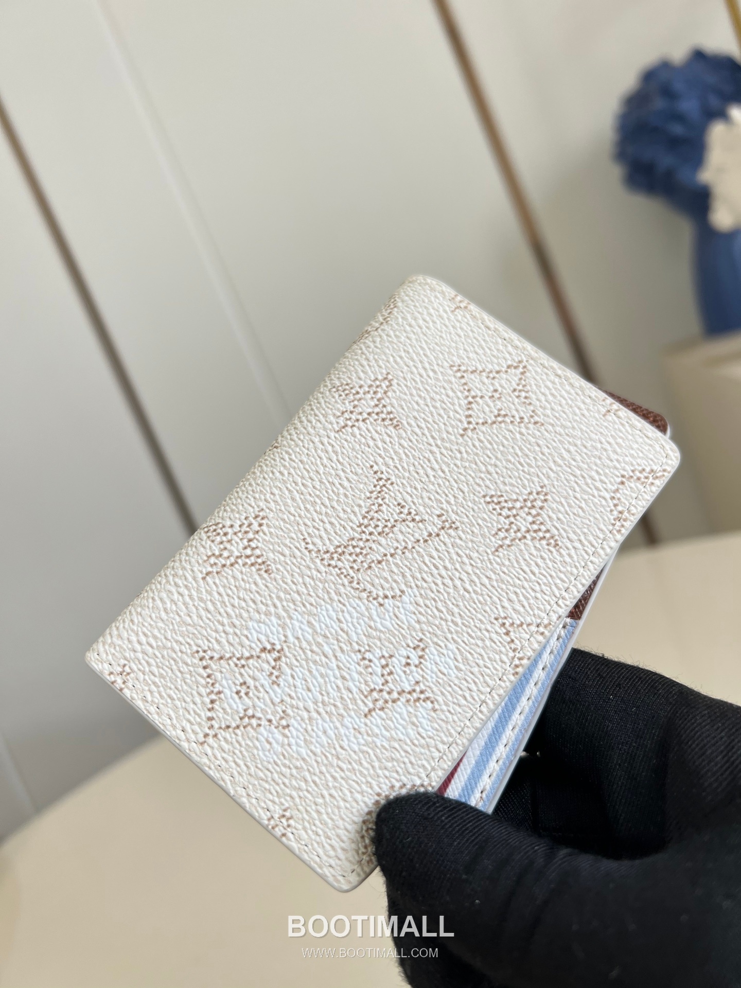 Louis Vuitton Pocket Brushed Monogram Calfskin Leather Wallet with Card Slot Pocket Detail 루이비통 포켓 브러쉬드 모노그램 카프스킨 레더 반지갑 M14689 11.1cm 2