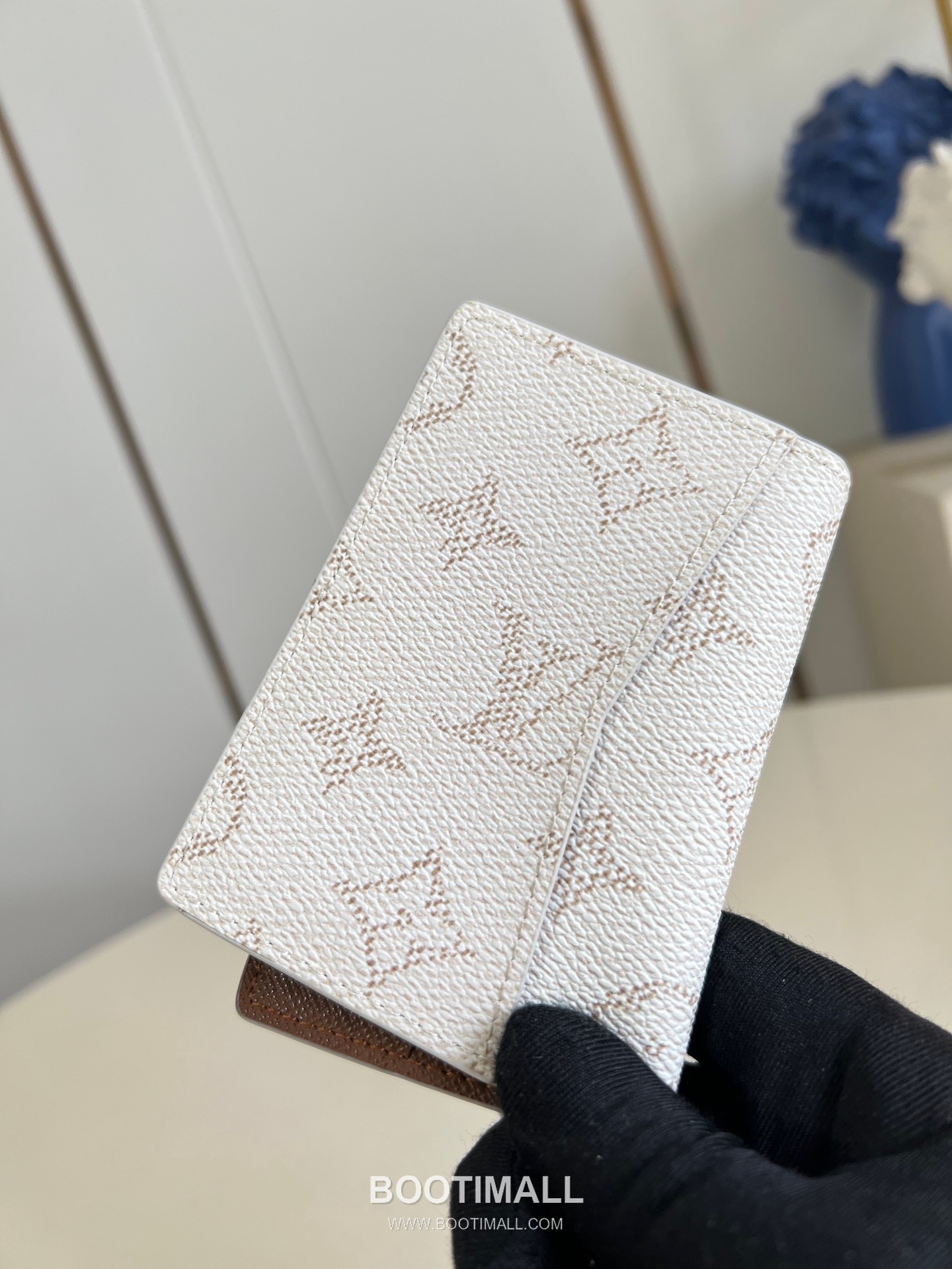 Louis Vuitton Pocket Brushed Monogram Calfskin Leather Wallet with Card Slot Pocket Detail 루이비통 포켓 브러쉬드 모노그램 카프스킨 레더 반지갑 M14689 11.1cm 3