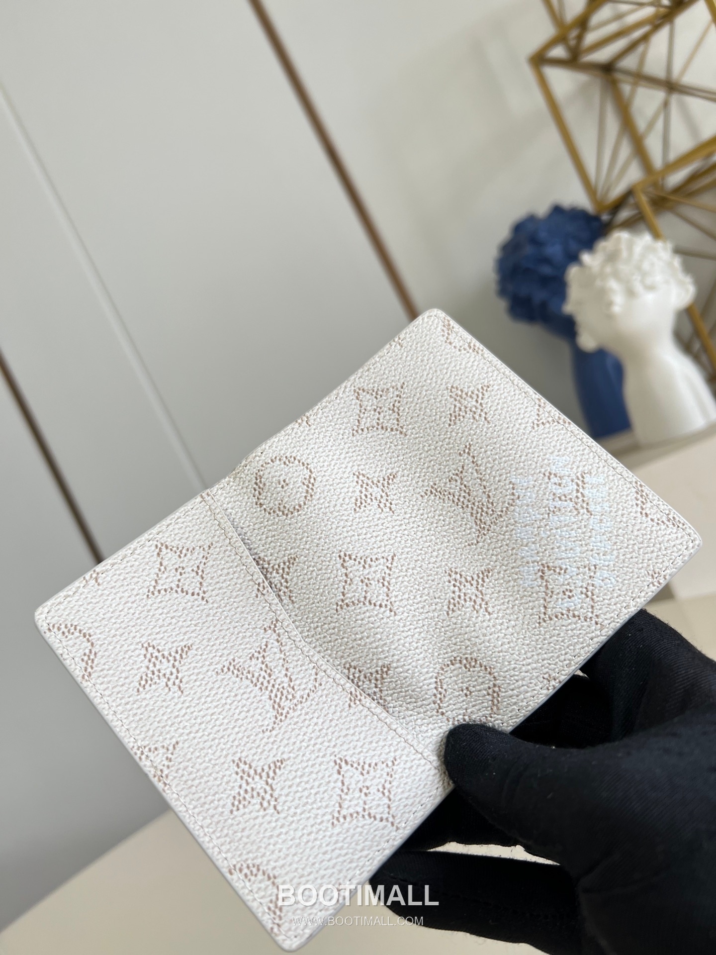 Louis Vuitton Pocket Brushed Monogram Calfskin Leather Wallet with Card Slot Pocket Detail 루이비통 포켓 브러쉬드 모노그램 카프스킨 레더 반지갑 M14689 11.1cm 4