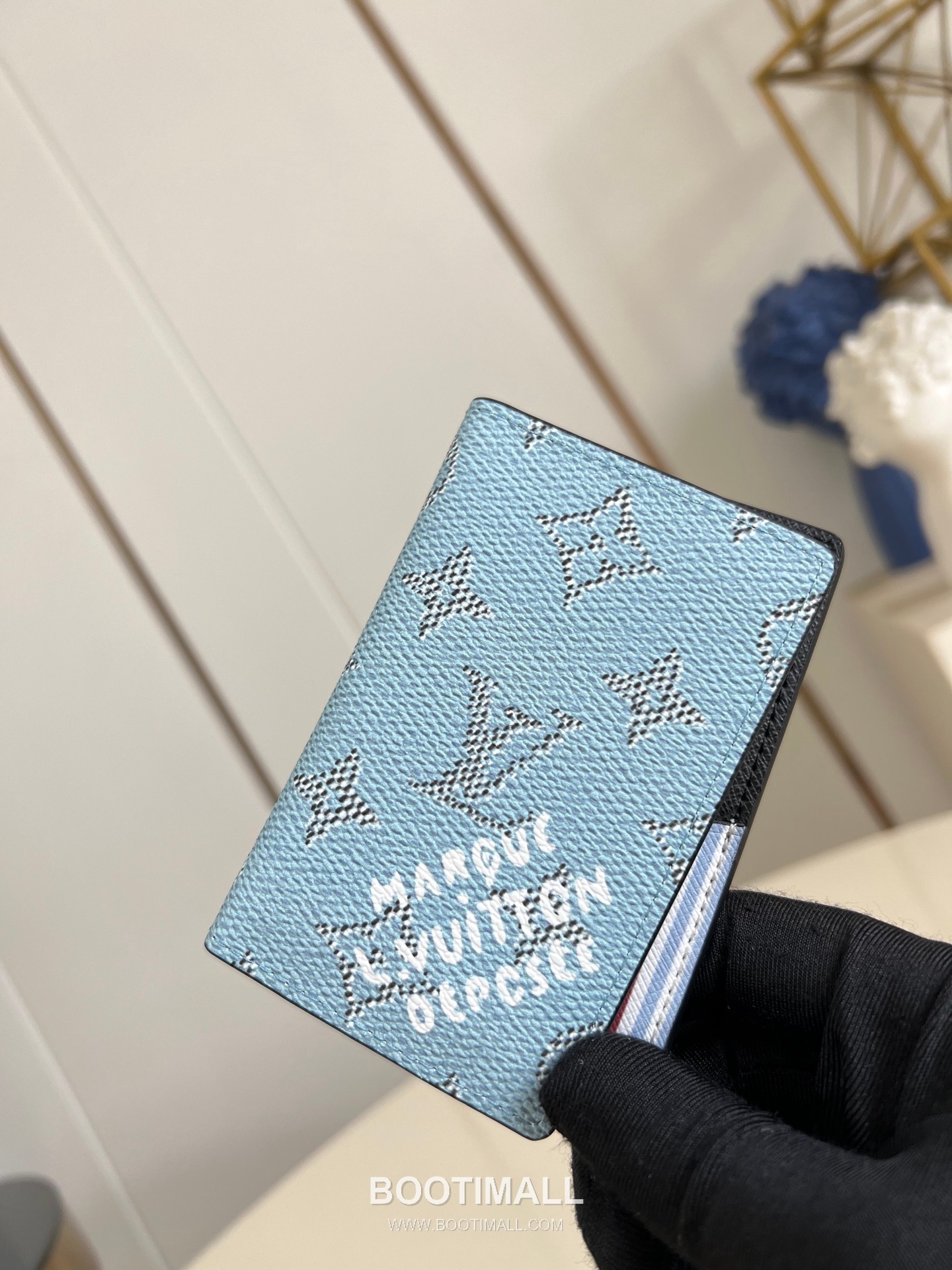 Louis Vuitton Pocket Brushed Monogram Calfskin Leather Wallet with Card Slot Pocket Detail 루이비통 포켓 브러쉬드 모노그램 카프스킨 레더 반지갑 M14689 11.1cm 2