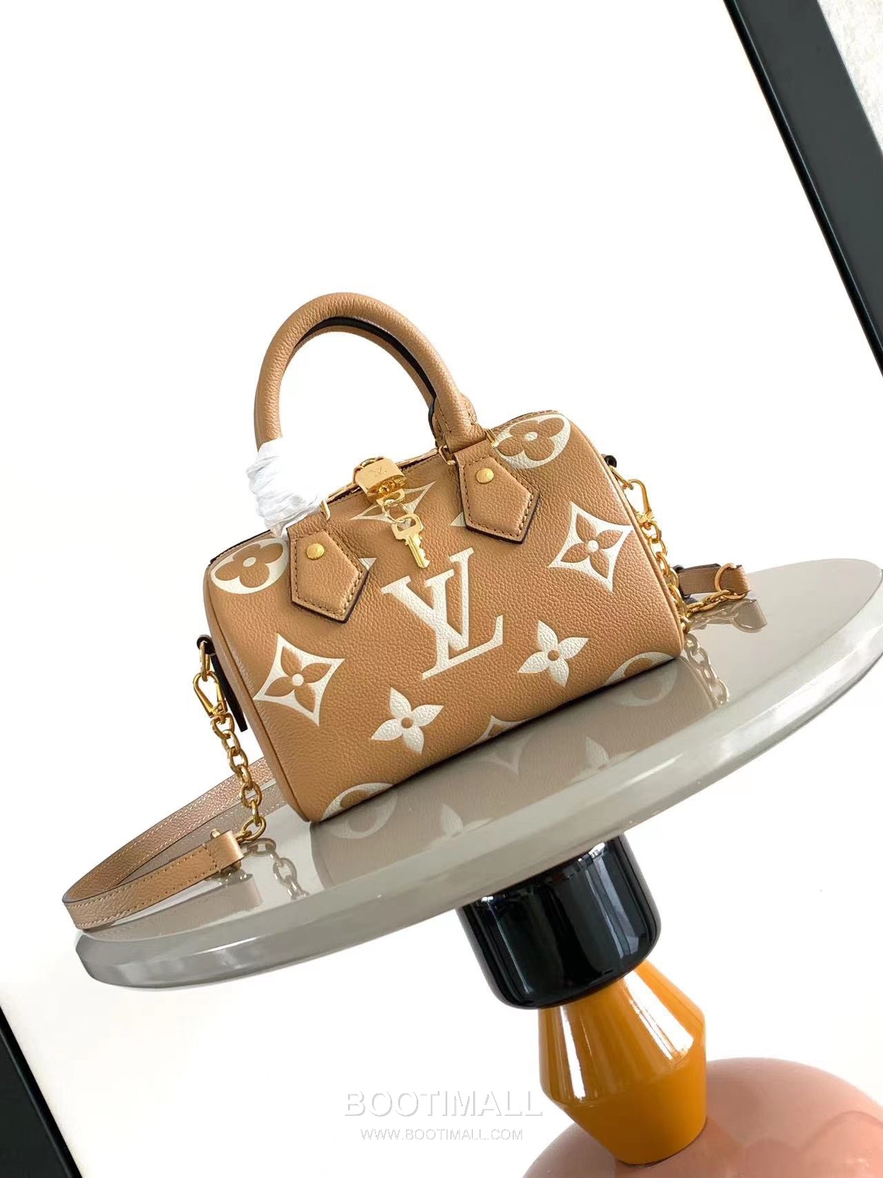 Louis Vuitton Speedy Bandoulière 20 Calfskin Leather Duffle Bag with Chain Strap Lock Detail 루이비통 스피디 반둘리에 20 카프스킨 레더 더플백 M46575 20.5cm 1