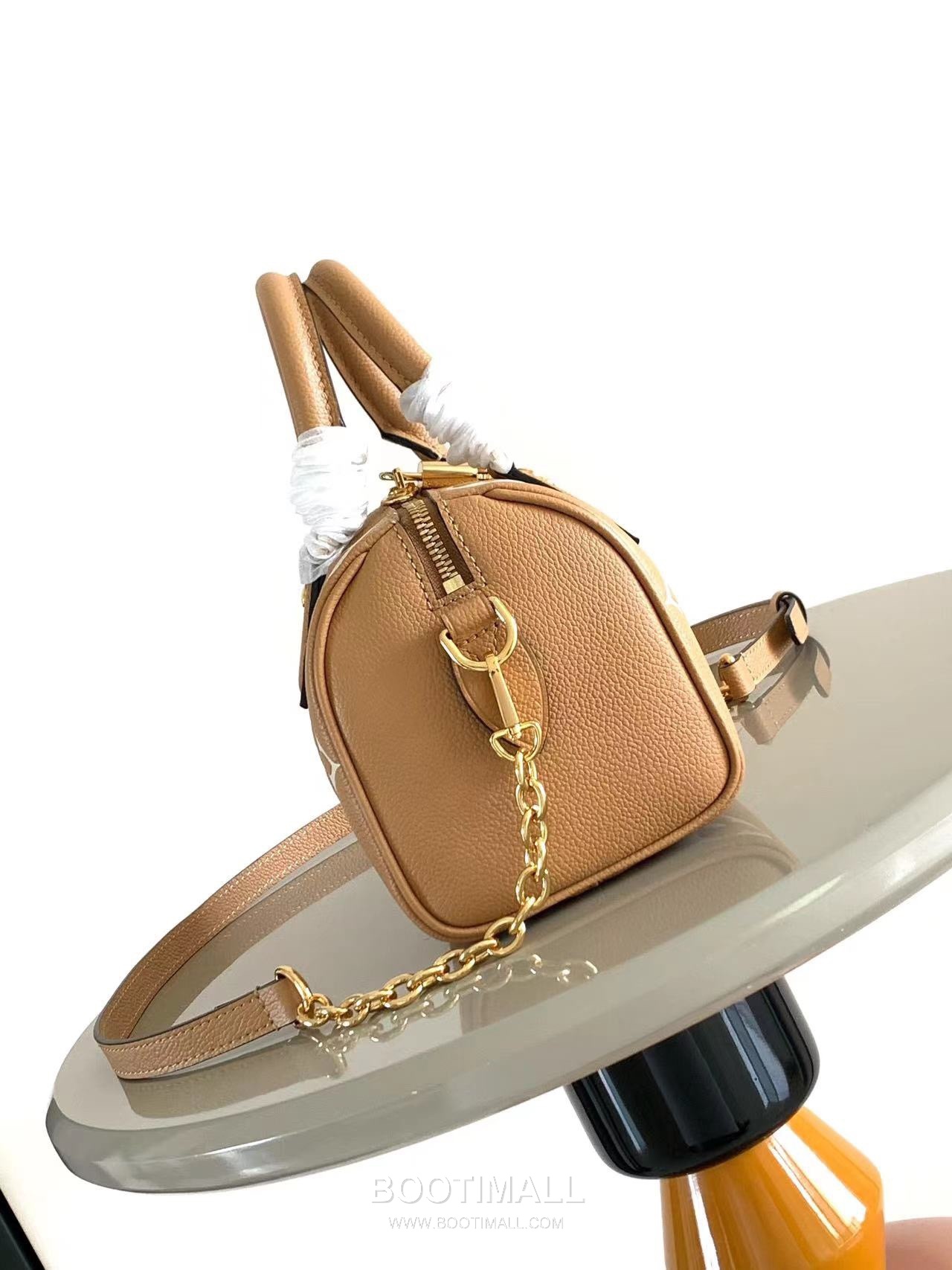 Louis Vuitton Speedy Bandoulière 20 Calfskin Leather Duffle Bag with Chain Strap Lock Detail 루이비통 스피디 반둘리에 20 카프스킨 레더 더플백 M46575 20.5cm 2