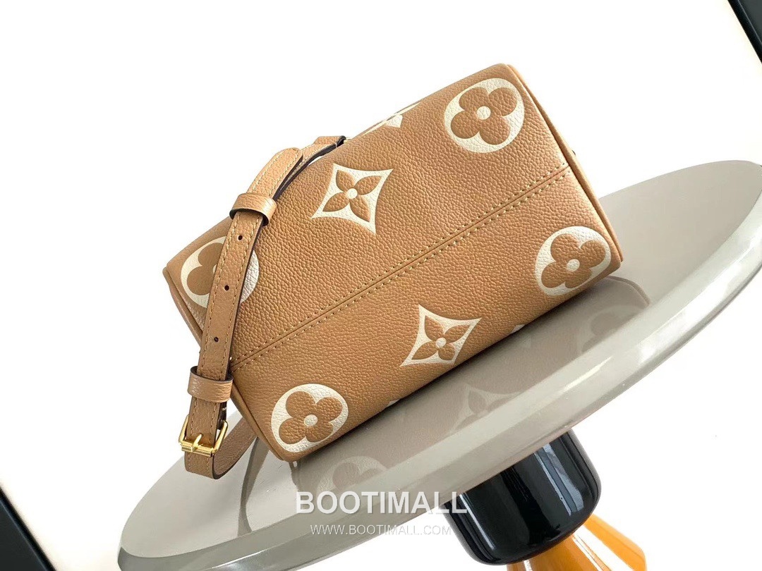 Louis Vuitton Speedy Bandoulière 20 Calfskin Leather Duffle Bag with Chain Strap Lock Detail 루이비통 스피디 반둘리에 20 카프스킨 레더 더플백 M46575 20.5cm 4