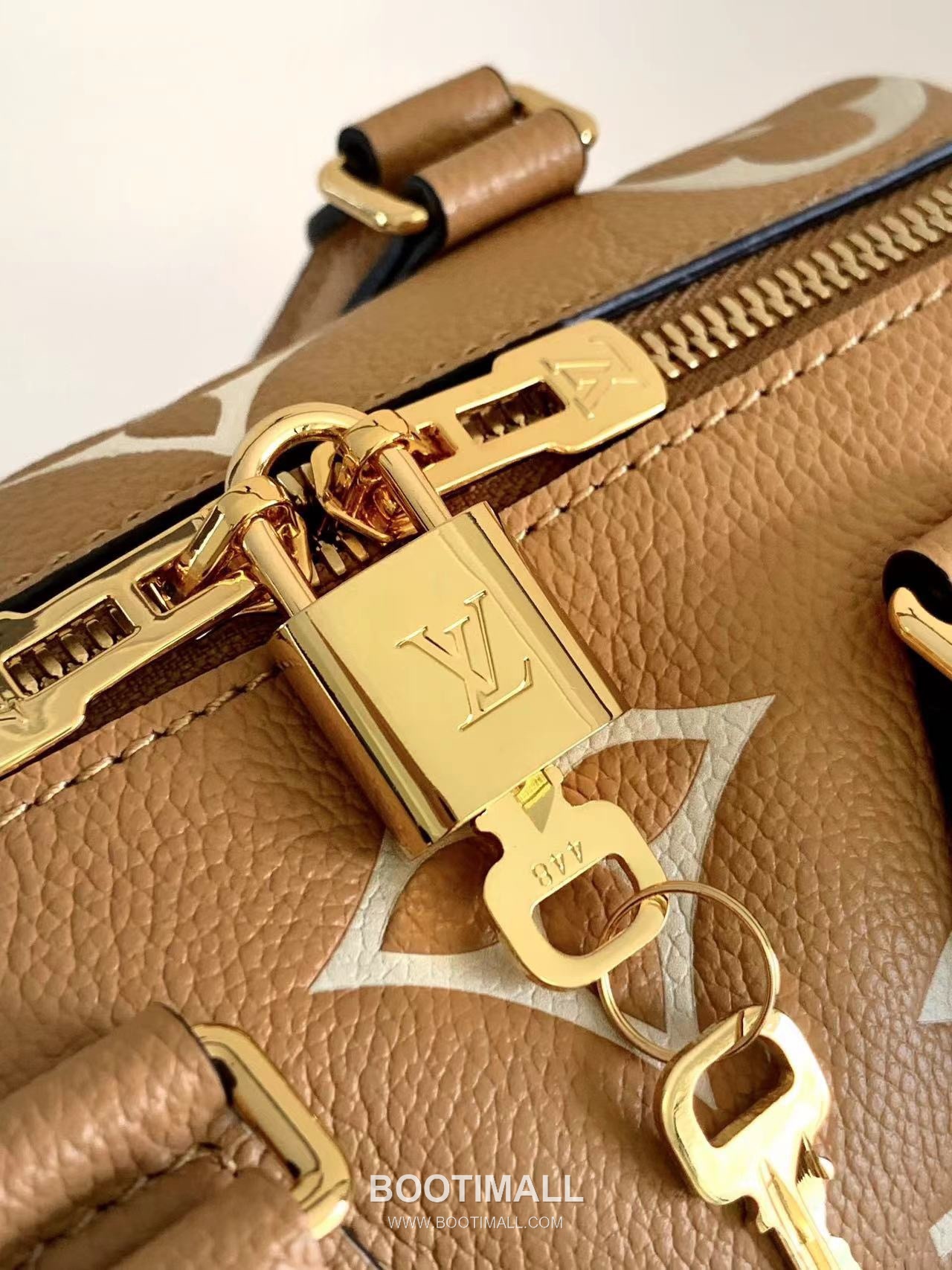 Louis Vuitton Speedy Bandoulière 20 Calfskin Leather Duffle Bag with Chain Strap Lock Detail 루이비통 스피디 반둘리에 20 카프스킨 레더 더플백 M46575 20.5cm 5
