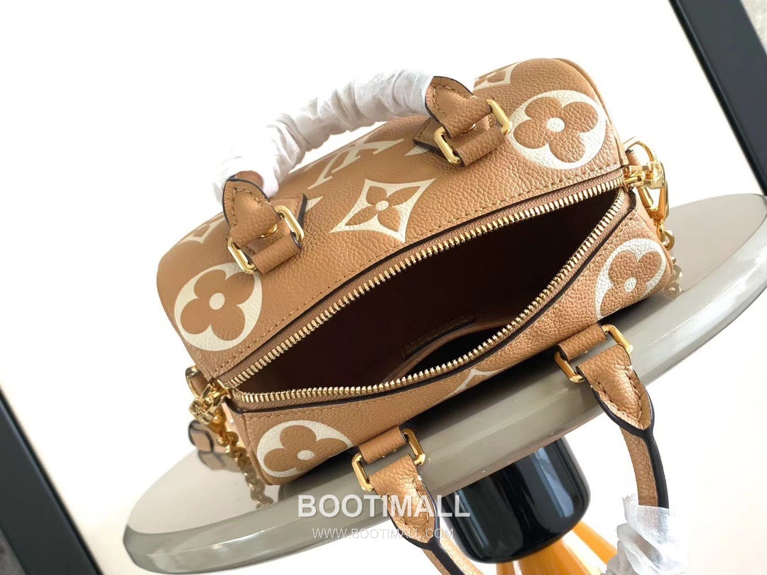 Louis Vuitton Speedy Bandoulière 20 Calfskin Leather Duffle Bag with Chain Strap Lock Detail 루이비통 스피디 반둘리에 20 카프스킨 레더 더플백 M46575 20.5cm 8