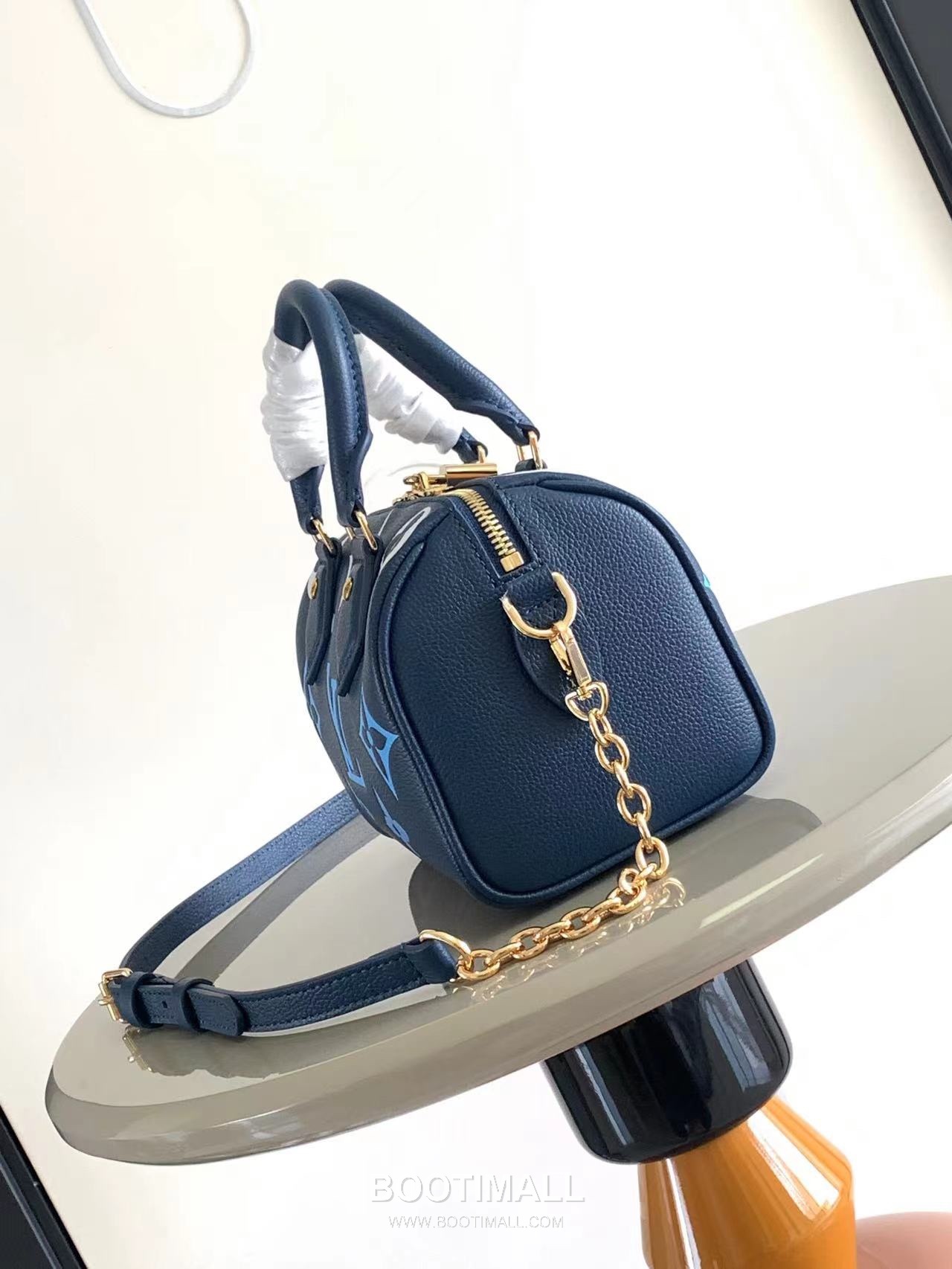 Louis Vuitton Speedy Bandoulière 20 Calfskin Leather Duffle Bag with Chain Strap Lock Detail 루이비통 스피디 반둘리에 20 카프스킨 레더 더플백 M46575 20.5cm 2