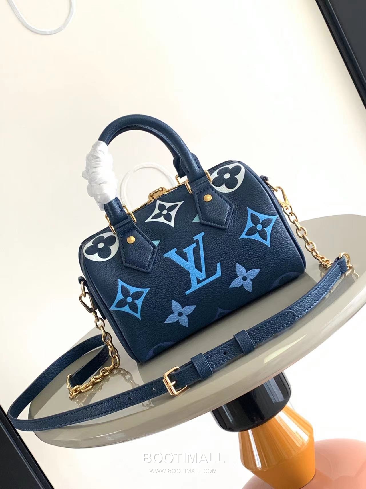 Louis Vuitton Speedy Bandoulière 20 Calfskin Leather Duffle Bag with Chain Strap Lock Detail 루이비통 스피디 반둘리에 20 카프스킨 레더 더플백 M46575 20.5cm 3