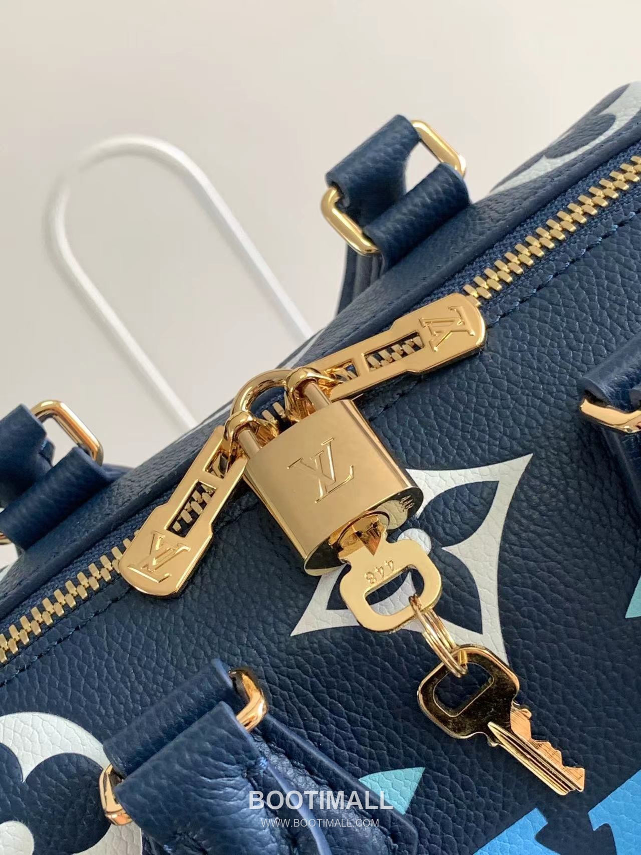 Louis Vuitton Speedy Bandoulière 20 Calfskin Leather Duffle Bag with Chain Strap Lock Detail 루이비통 스피디 반둘리에 20 카프스킨 레더 더플백 M46575 20.5cm 5