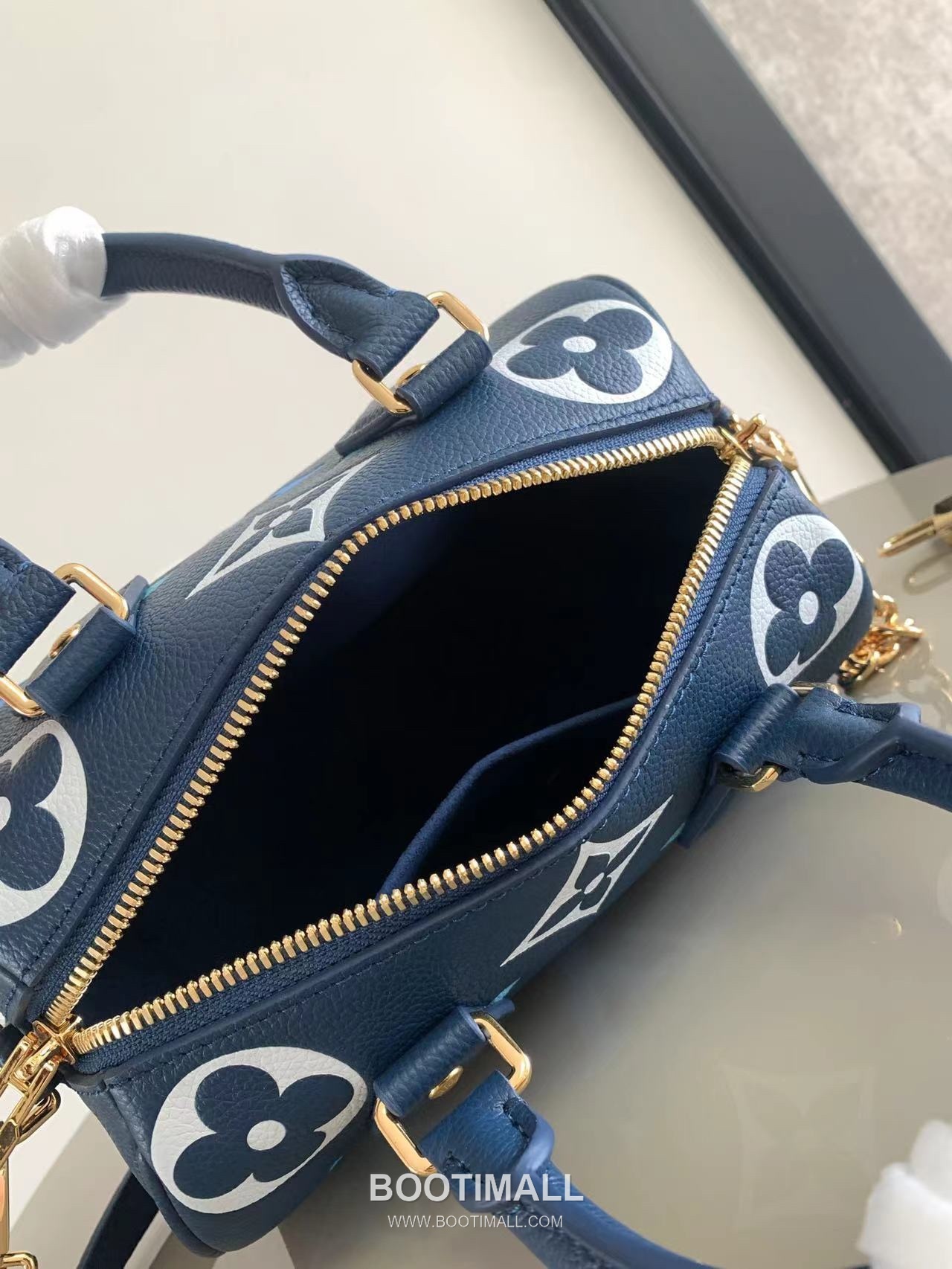 Louis Vuitton Speedy Bandoulière 20 Calfskin Leather Duffle Bag with Chain Strap Lock Detail 루이비통 스피디 반둘리에 20 카프스킨 레더 더플백 M46575 20.5cm 8