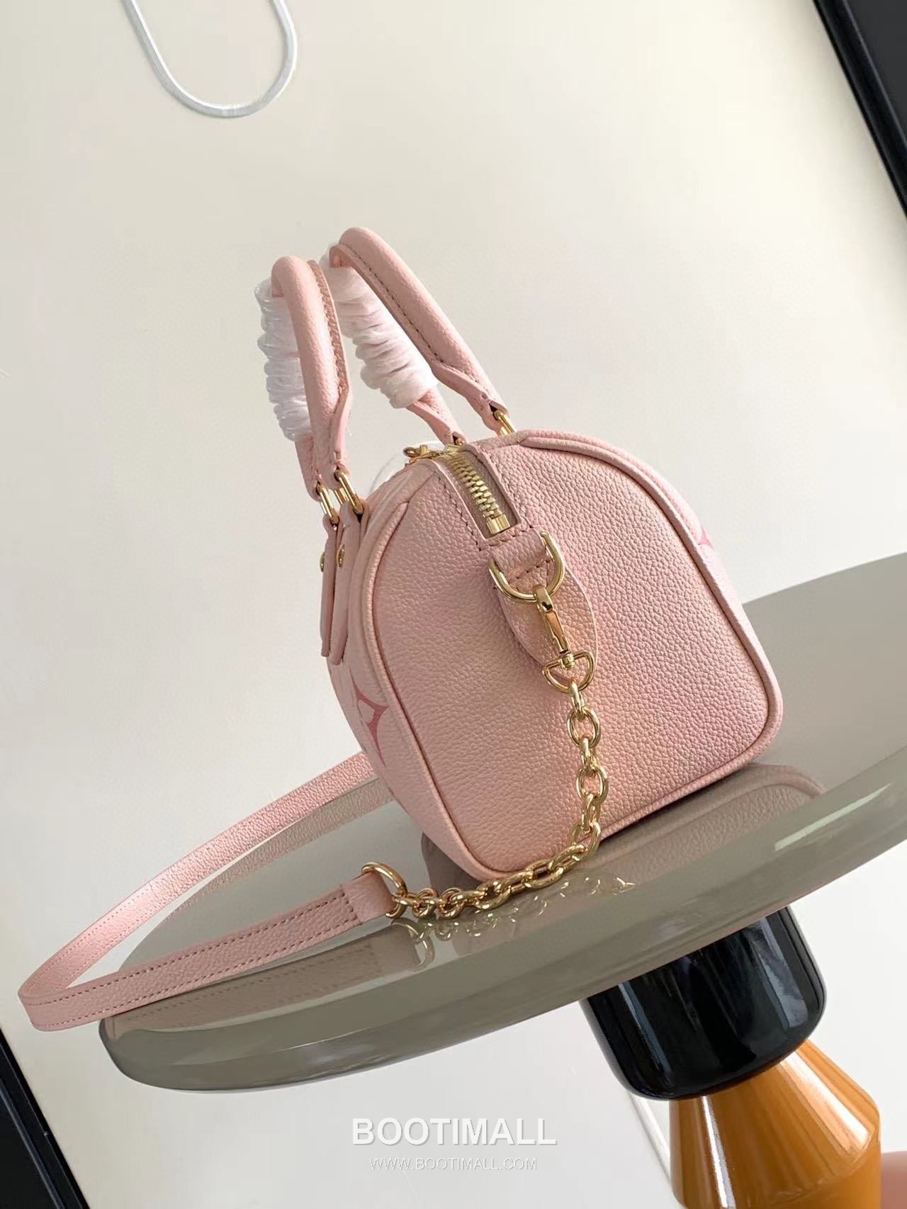 Louis Vuitton Speedy Bandoulière 20 Calfskin Leather Duffle Bag with Chain Strap Lock Detail 루이비통 스피디 반둘리에 20 카프스킨 레더 더플백 M46575 20.5cm 2
