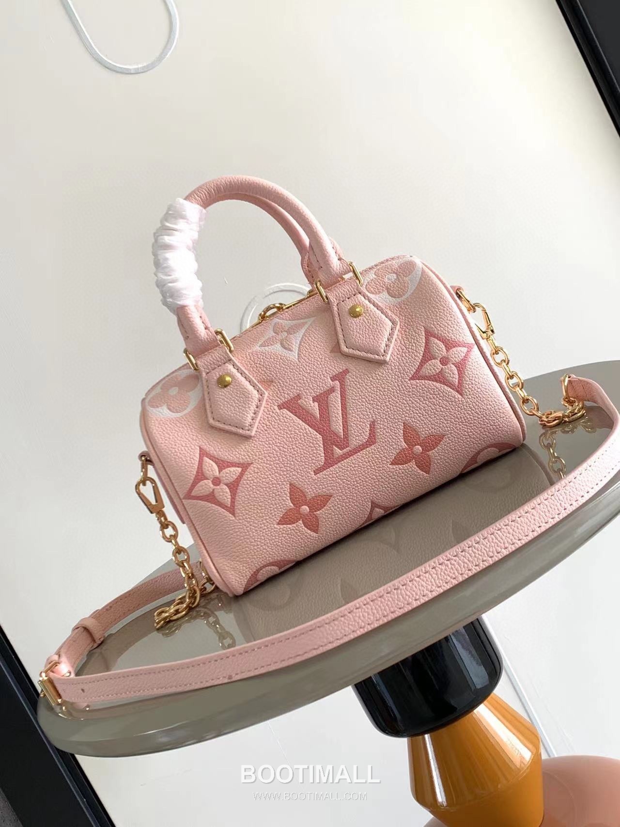 Louis Vuitton Speedy Bandoulière 20 Calfskin Leather Duffle Bag with Chain Strap Lock Detail 루이비통 스피디 반둘리에 20 카프스킨 레더 더플백 M46575 20.5cm 3