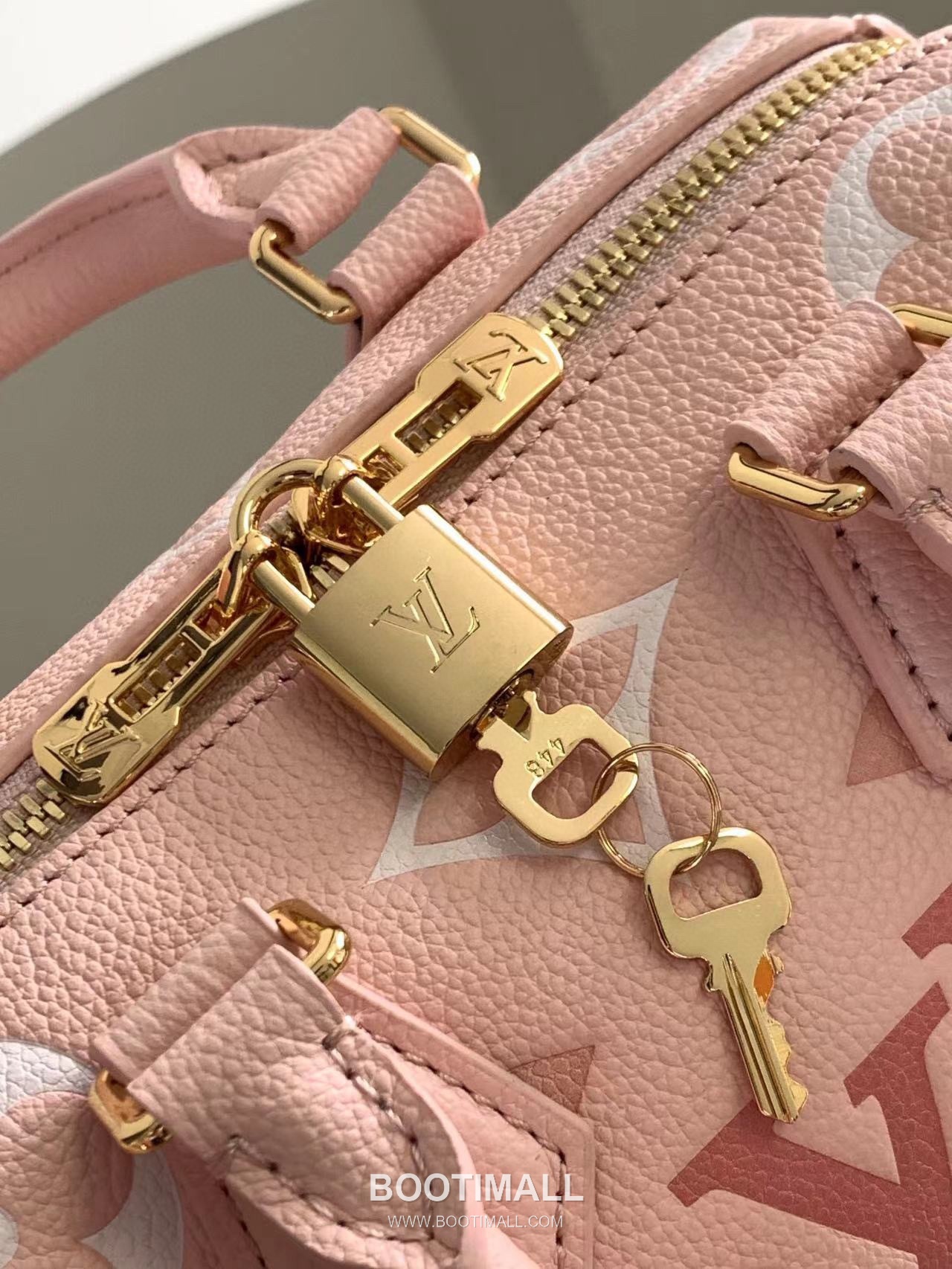 Louis Vuitton Speedy Bandoulière 20 Calfskin Leather Duffle Bag with Chain Strap Lock Detail 루이비통 스피디 반둘리에 20 카프스킨 레더 더플백 M46575 20.5cm 6