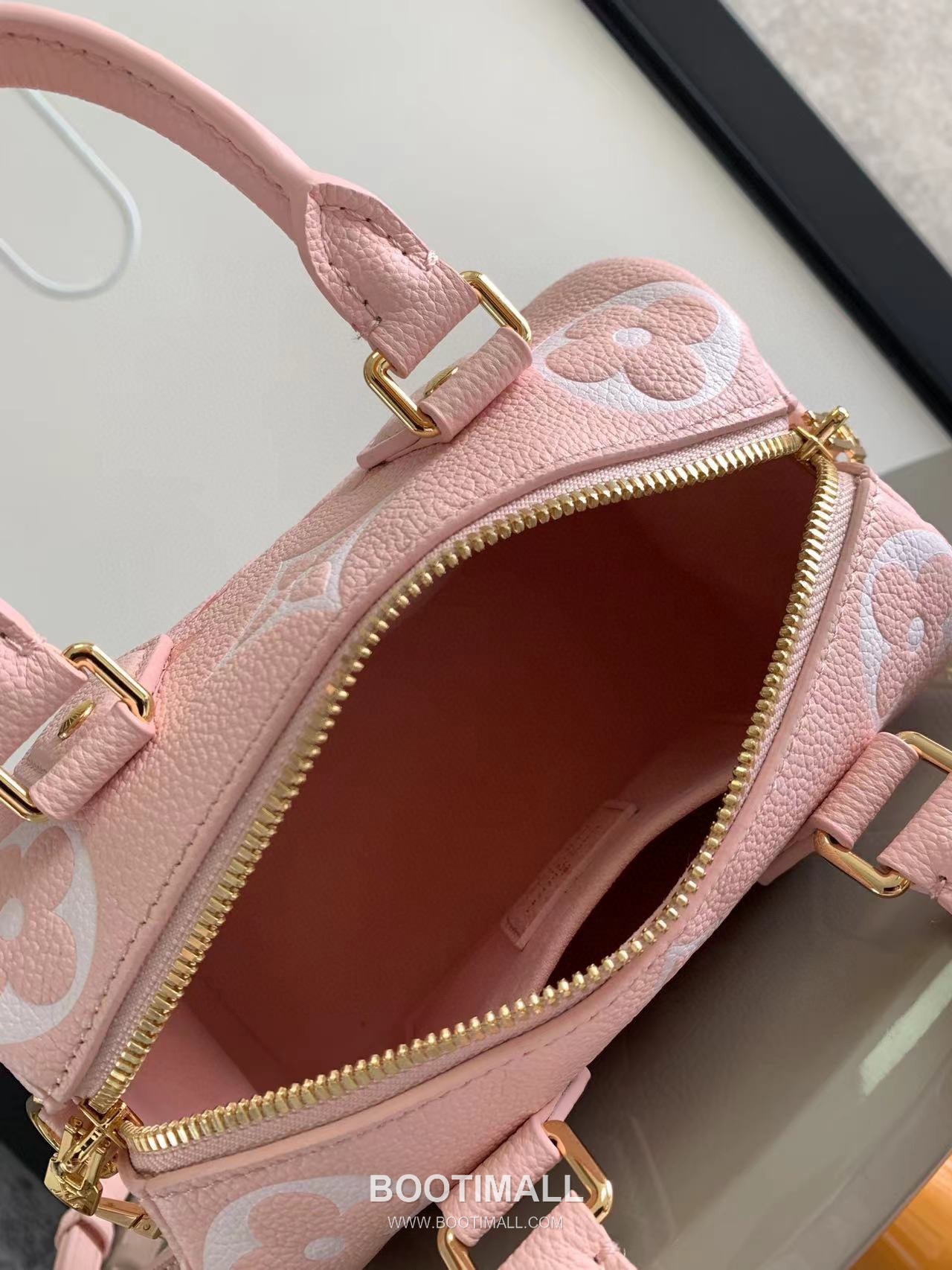 Louis Vuitton Speedy Bandoulière 20 Calfskin Leather Duffle Bag with Chain Strap Lock Detail 루이비통 스피디 반둘리에 20 카프스킨 레더 더플백 M46575 20.5cm 8