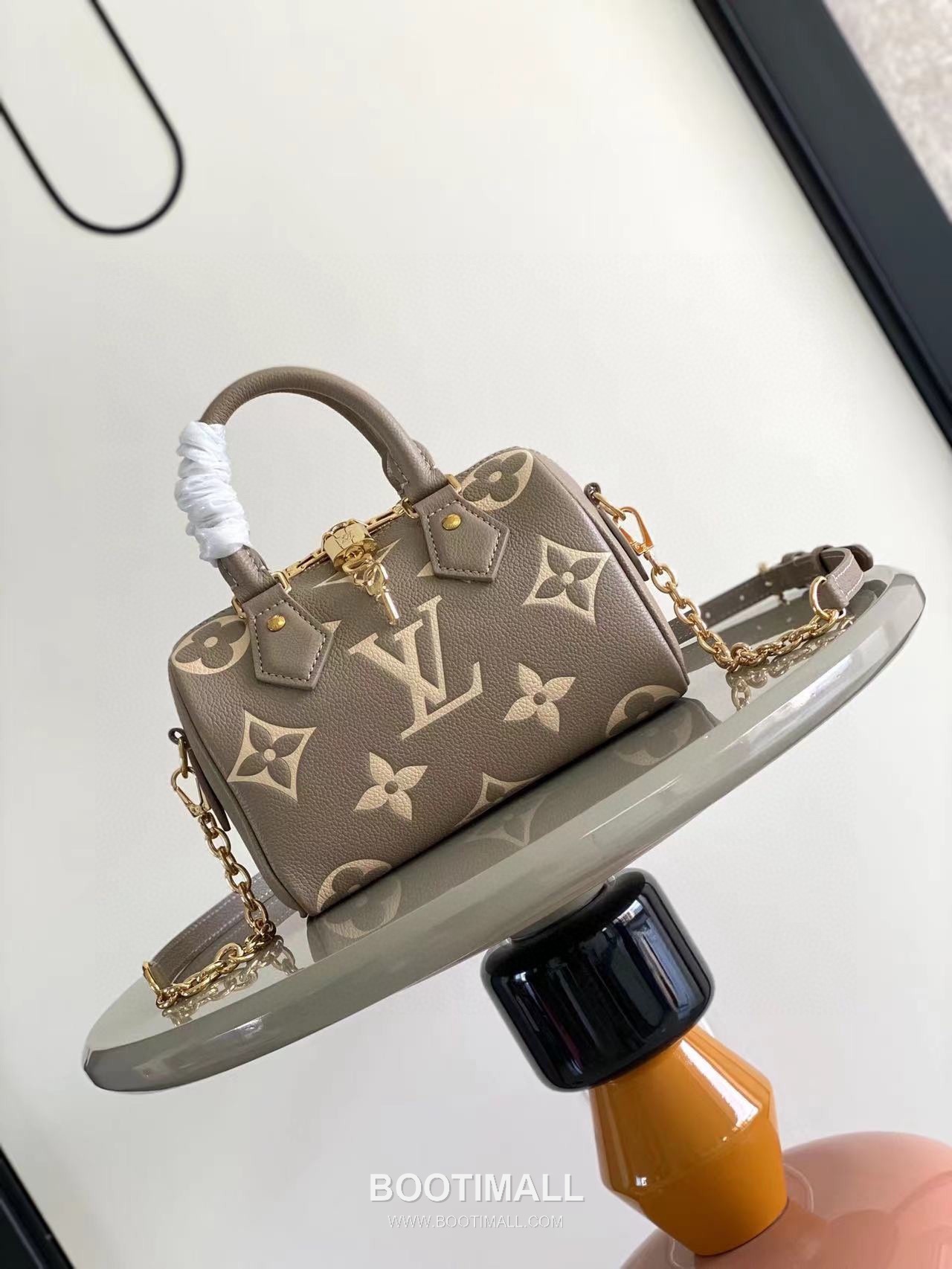 Louis Vuitton Speedy Bandoulière 20 Calfskin Leather Duffle Bag with Chain Strap Lock Detail 루이비통 스피디 반둘리에 20 카프스킨 레더 더플백 M46575 20.5cm 1