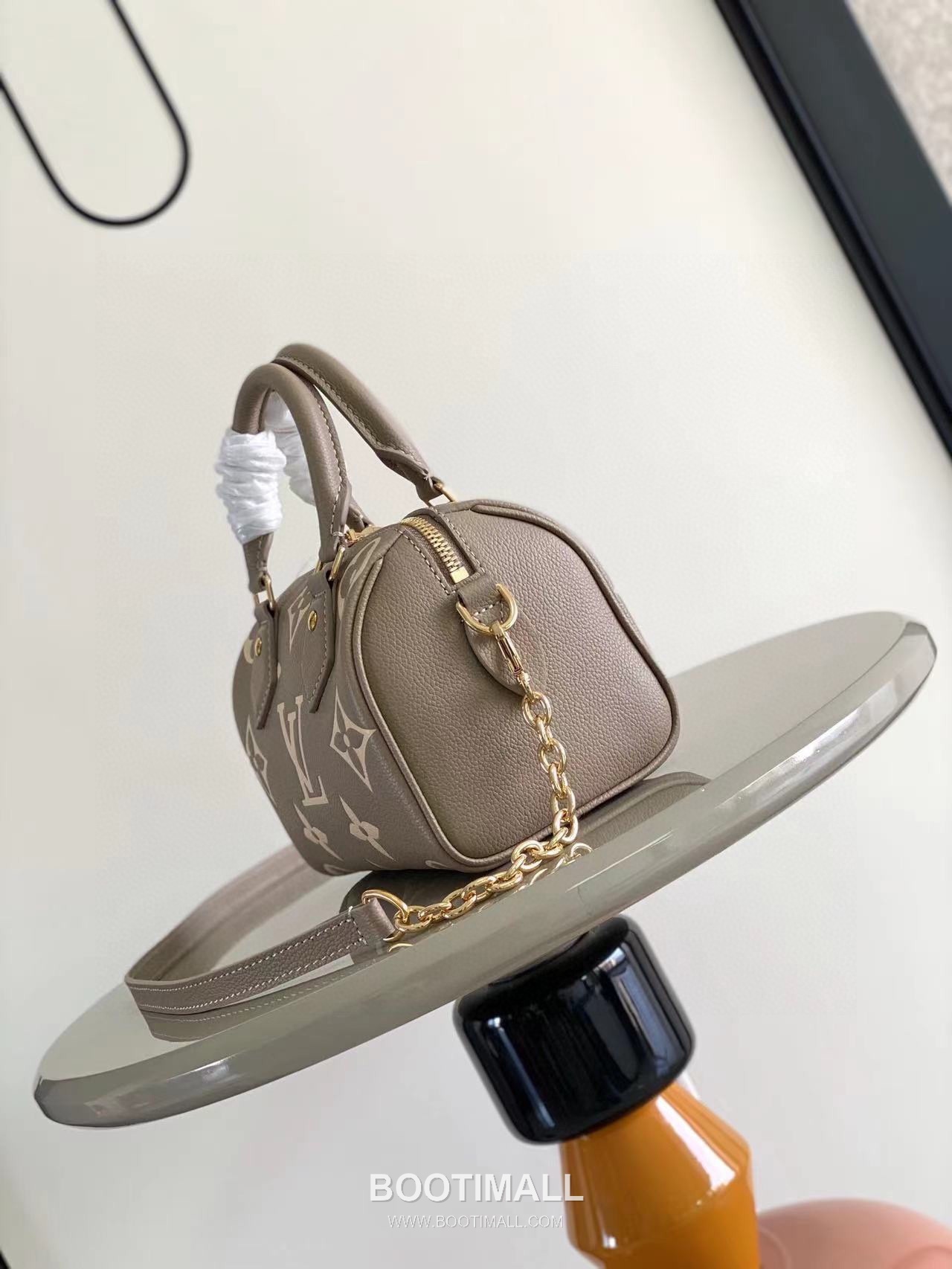 Louis Vuitton Speedy Bandoulière 20 Calfskin Leather Duffle Bag with Chain Strap Lock Detail 루이비통 스피디 반둘리에 20 카프스킨 레더 더플백 M46575 20.5cm 2