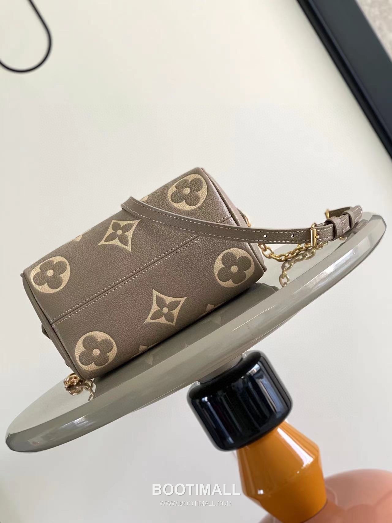 Louis Vuitton Speedy Bandoulière 20 Calfskin Leather Duffle Bag with Chain Strap Lock Detail 루이비통 스피디 반둘리에 20 카프스킨 레더 더플백 M46575 20.5cm 3