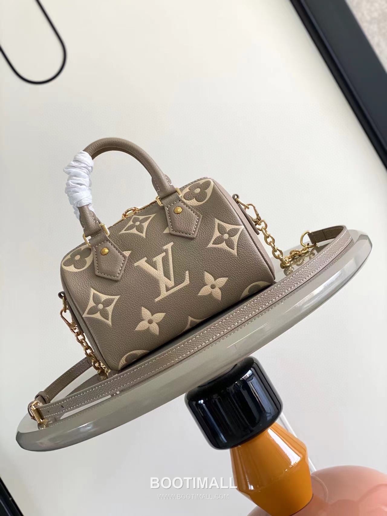 Louis Vuitton Speedy Bandoulière 20 Calfskin Leather Duffle Bag with Chain Strap Lock Detail 루이비통 스피디 반둘리에 20 카프스킨 레더 더플백 M46575 20.5cm 4