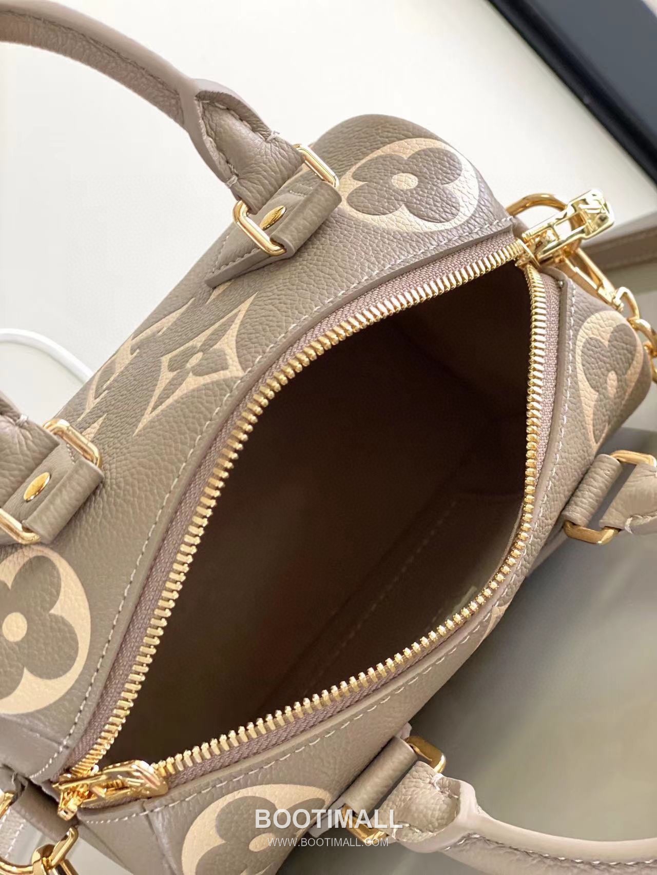 Louis Vuitton Speedy Bandoulière 20 Calfskin Leather Duffle Bag with Chain Strap Lock Detail 루이비통 스피디 반둘리에 20 카프스킨 레더 더플백 M46575 20.5cm 8
