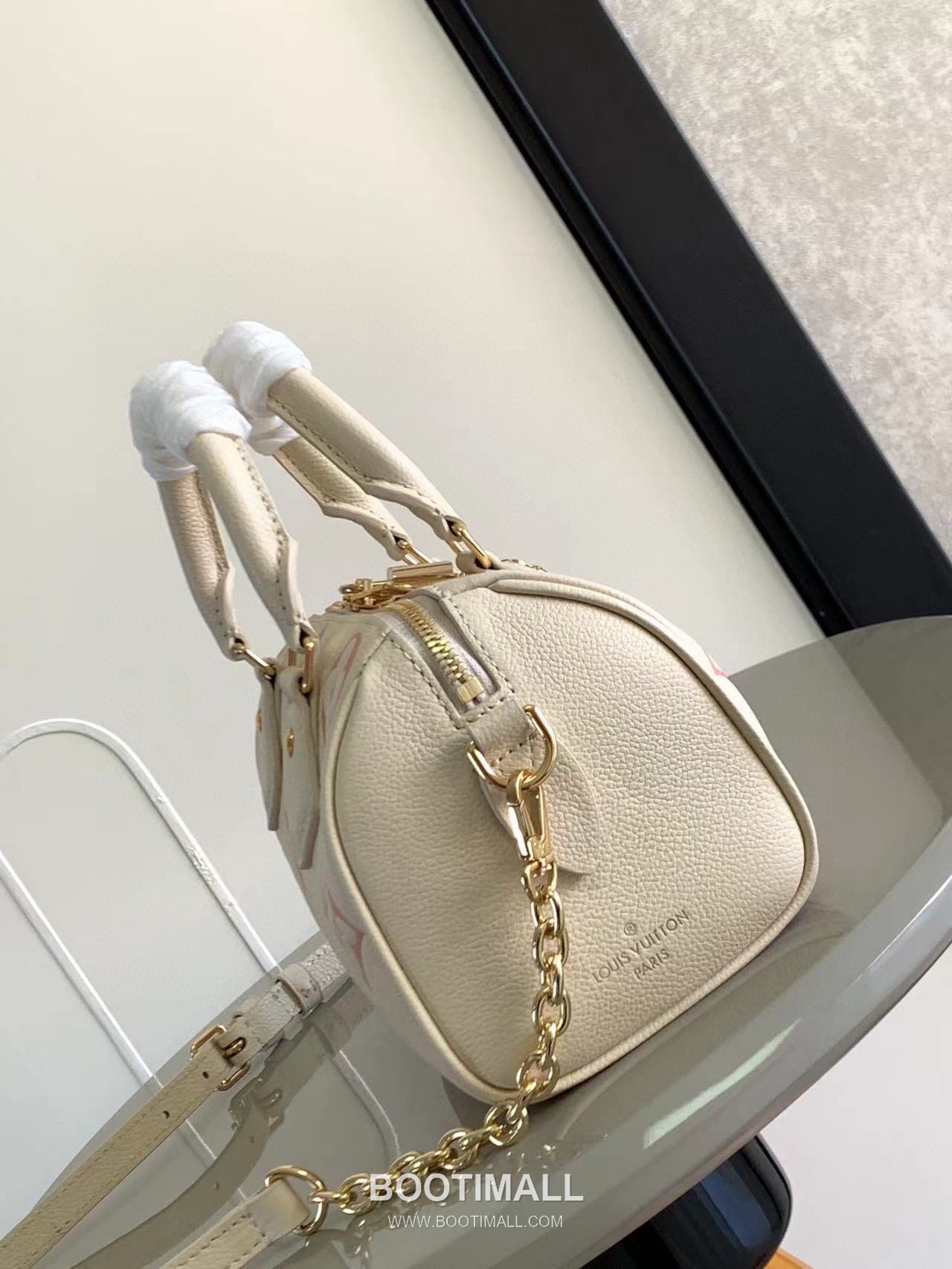 Louis Vuitton Speedy Bandoulière 20 Calfskin Leather Duffle Bag with Chain Strap Lock Detail 루이비통 스피디 반둘리에 20 카프스킨 레더 더플백 M46575 20.5cm 2