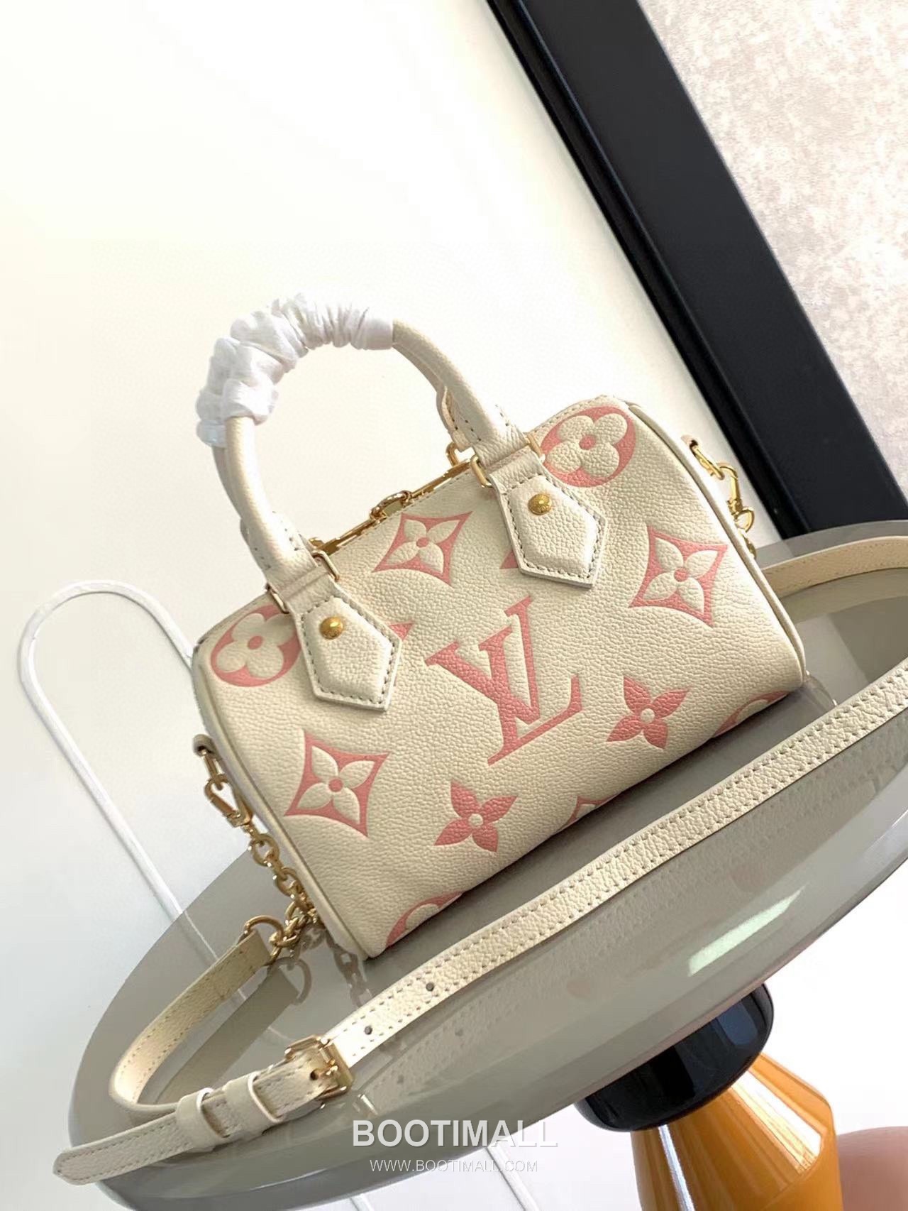 Louis Vuitton Speedy Bandoulière 20 Calfskin Leather Duffle Bag with Chain Strap Lock Detail 루이비통 스피디 반둘리에 20 카프스킨 레더 더플백 M46575 20.5cm 3