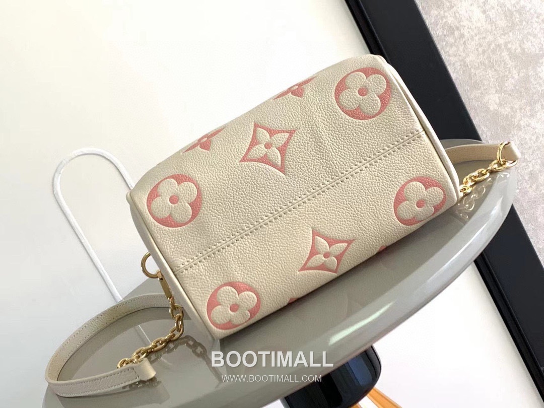 Louis Vuitton Speedy Bandoulière 20 Calfskin Leather Duffle Bag with Chain Strap Lock Detail 루이비통 스피디 반둘리에 20 카프스킨 레더 더플백 M46575 20.5cm 4