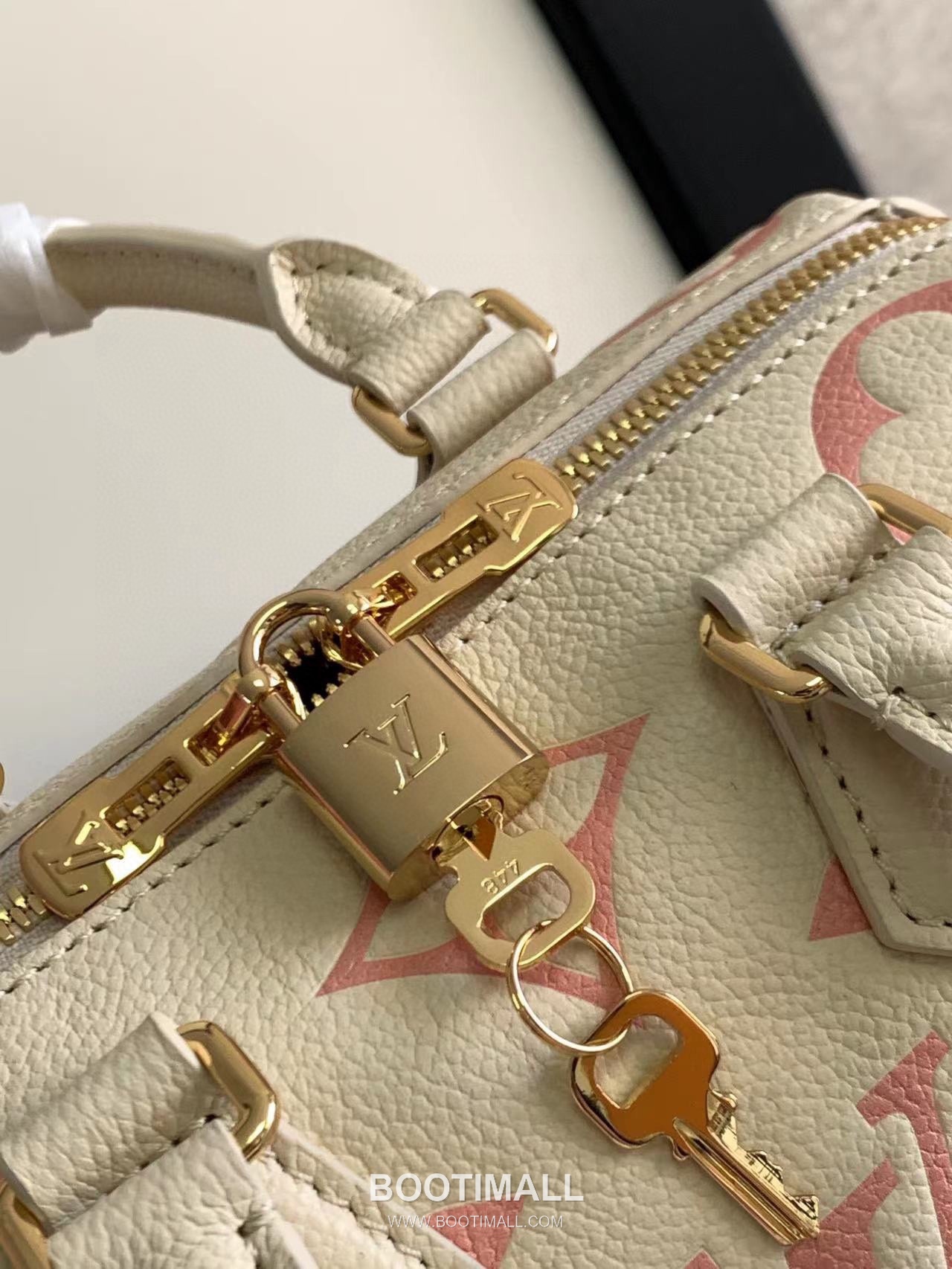 Louis Vuitton Speedy Bandoulière 20 Calfskin Leather Duffle Bag with Chain Strap Lock Detail 루이비통 스피디 반둘리에 20 카프스킨 레더 더플백 M46575 20.5cm 5