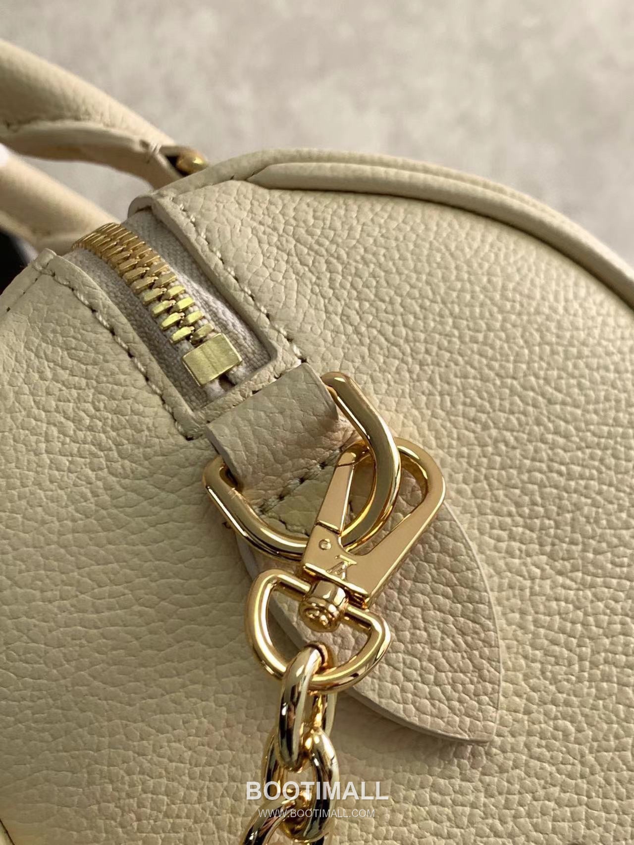 Louis Vuitton Speedy Bandoulière 20 Calfskin Leather Duffle Bag with Chain Strap Lock Detail 루이비통 스피디 반둘리에 20 카프스킨 레더 더플백 M46575 20.5cm 6