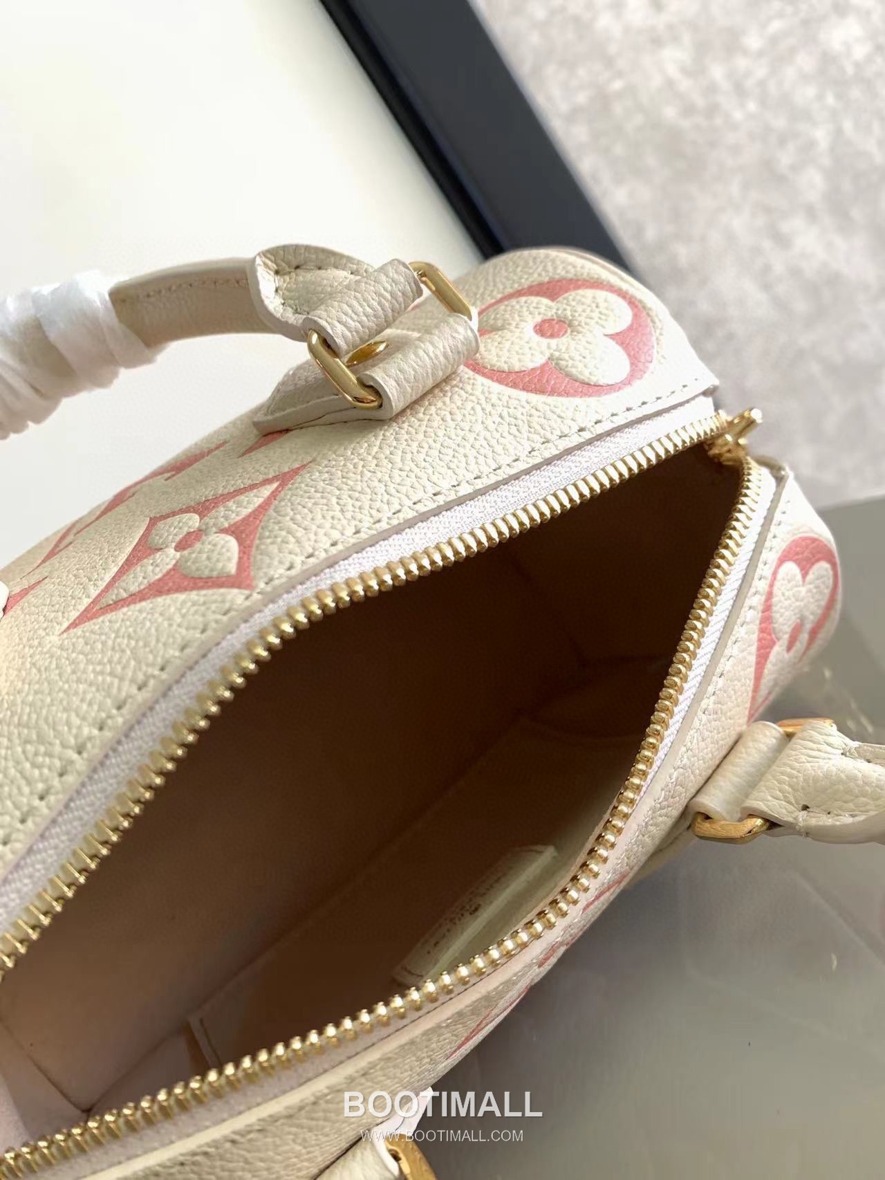 Louis Vuitton Speedy Bandoulière 20 Calfskin Leather Duffle Bag with Chain Strap Lock Detail 루이비통 스피디 반둘리에 20 카프스킨 레더 더플백 M46575 20.5cm 8