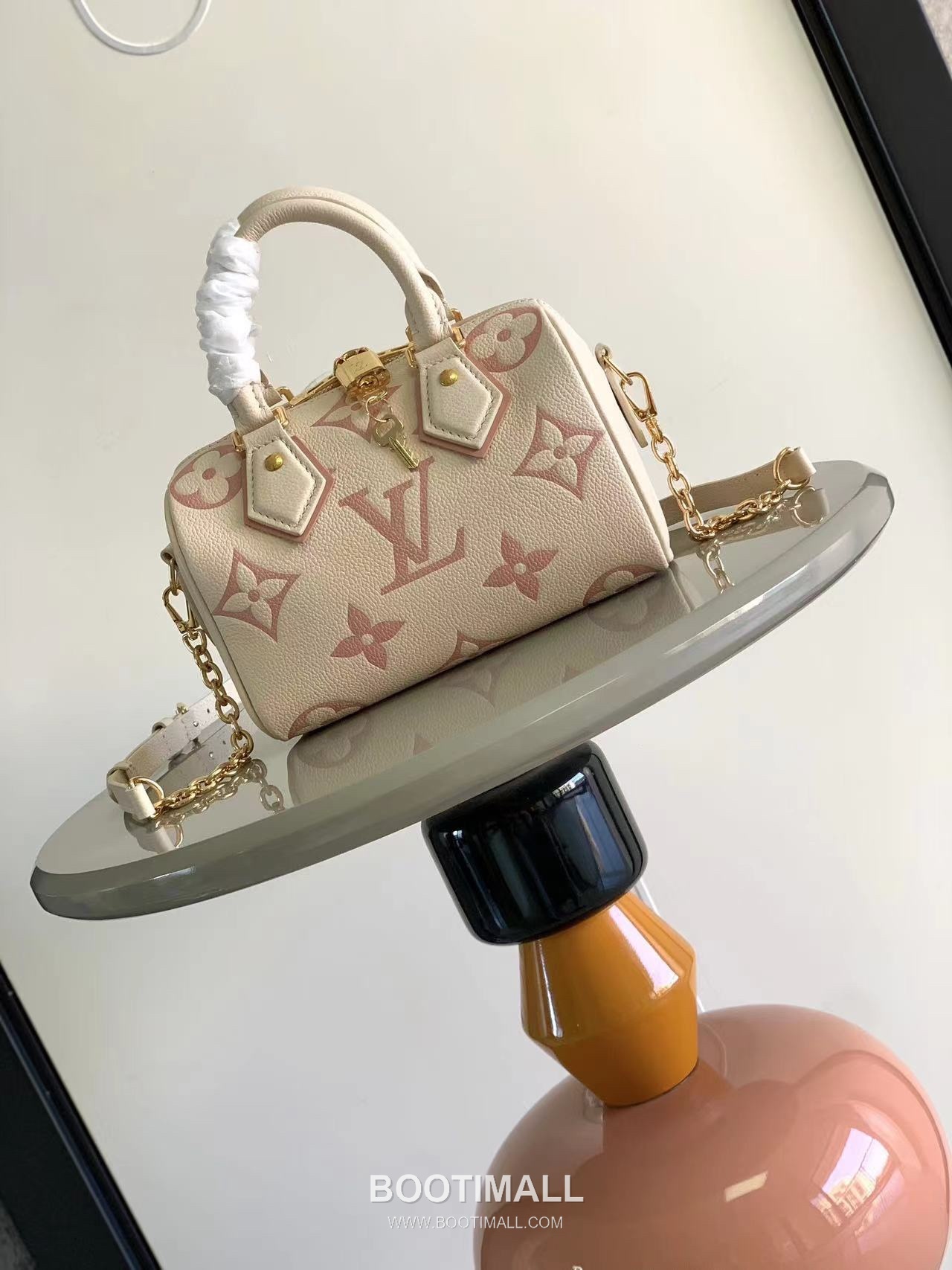 Louis Vuitton Speedy Bandoulière 20 Calfskin Leather Duffle Bag with Chain Strap Lock Detail 루이비통 스피디 반둘리에 20 카프스킨 레더 더플백 M46575 20.5cm 1