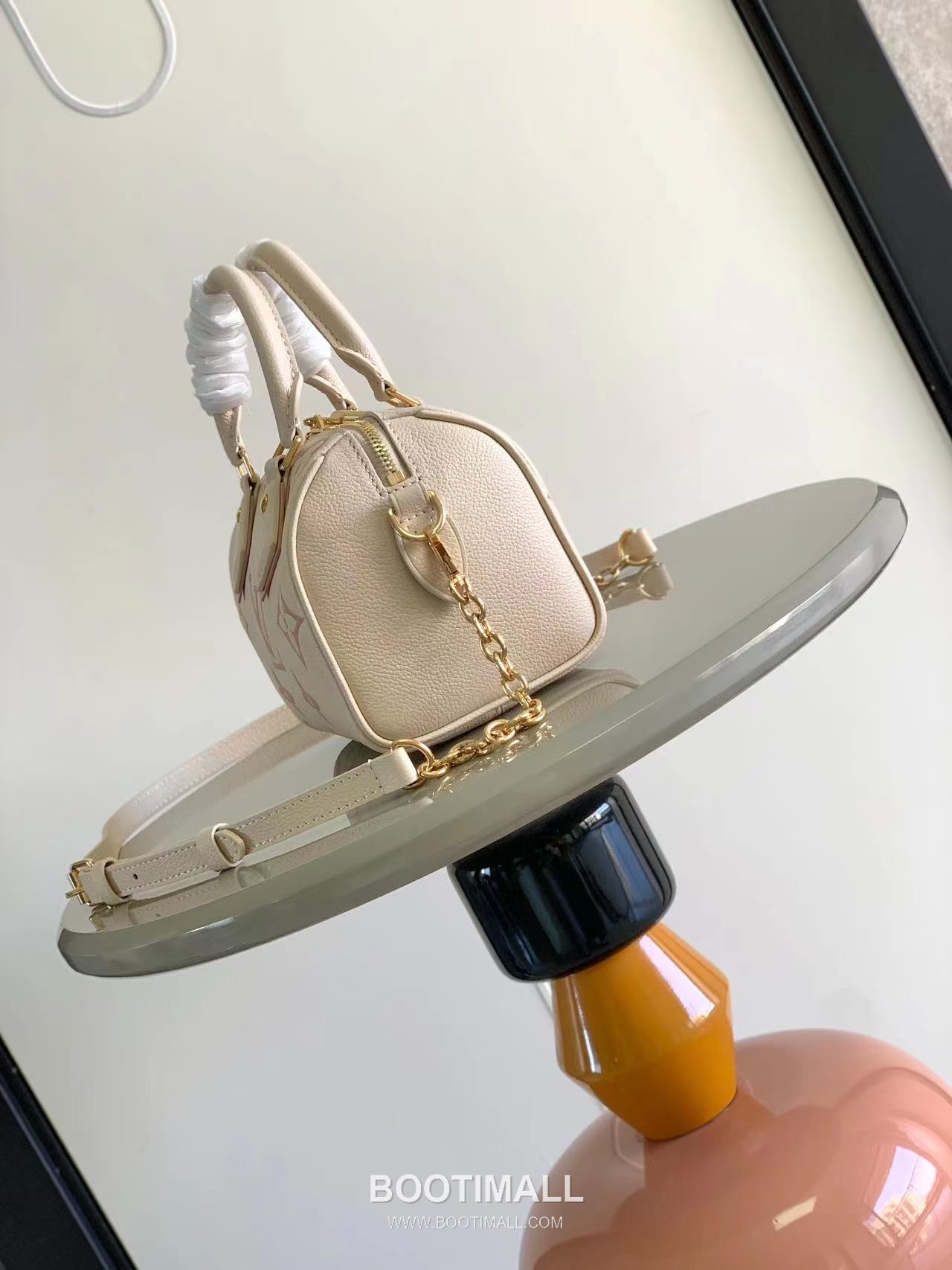 Louis Vuitton Speedy Bandoulière 20 Calfskin Leather Duffle Bag with Chain Strap Lock Detail 루이비통 스피디 반둘리에 20 카프스킨 레더 더플백 M46575 20.5cm 2