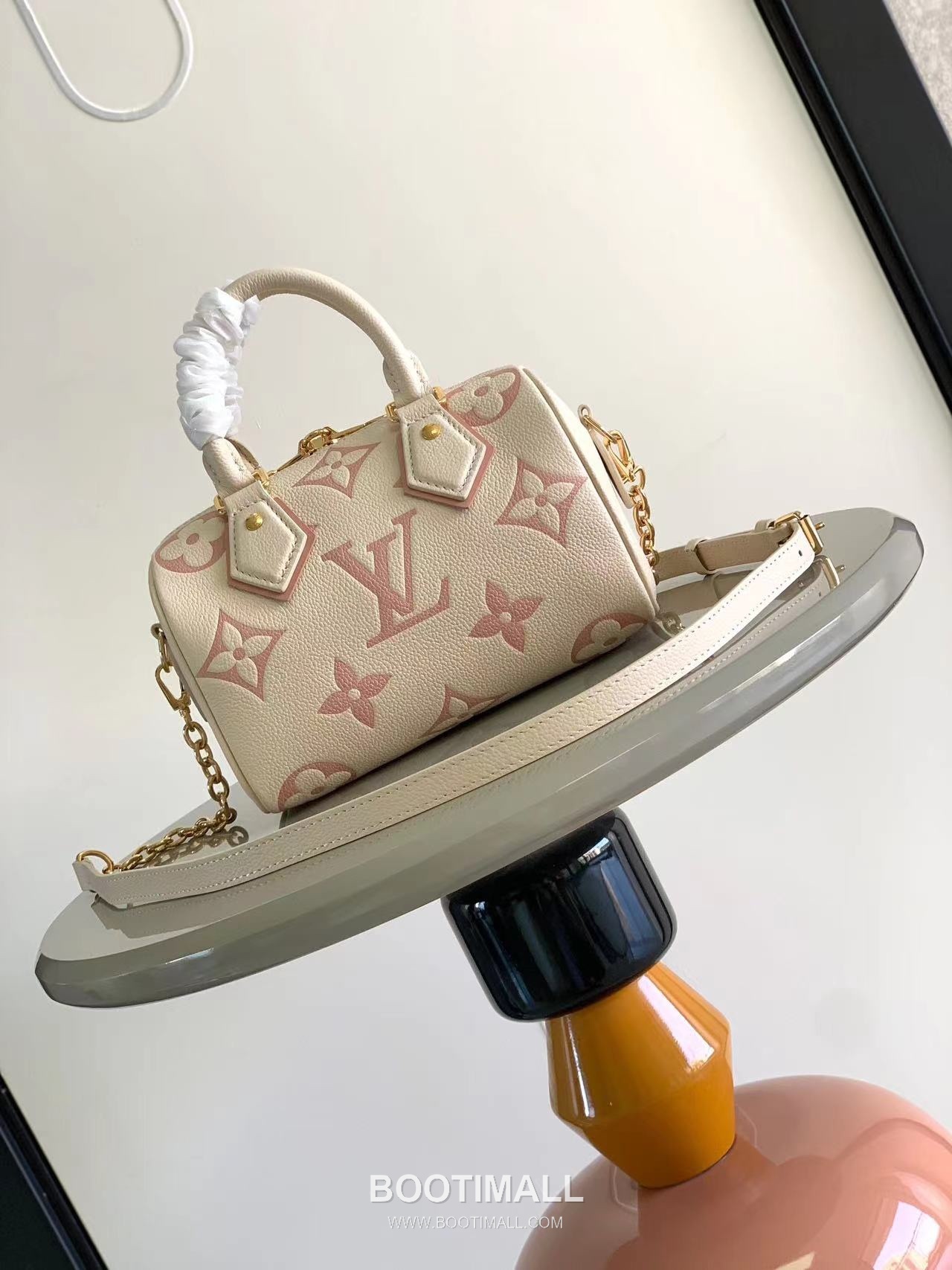 Louis Vuitton Speedy Bandoulière 20 Calfskin Leather Duffle Bag with Chain Strap Lock Detail 루이비통 스피디 반둘리에 20 카프스킨 레더 더플백 M46575 20.5cm 3