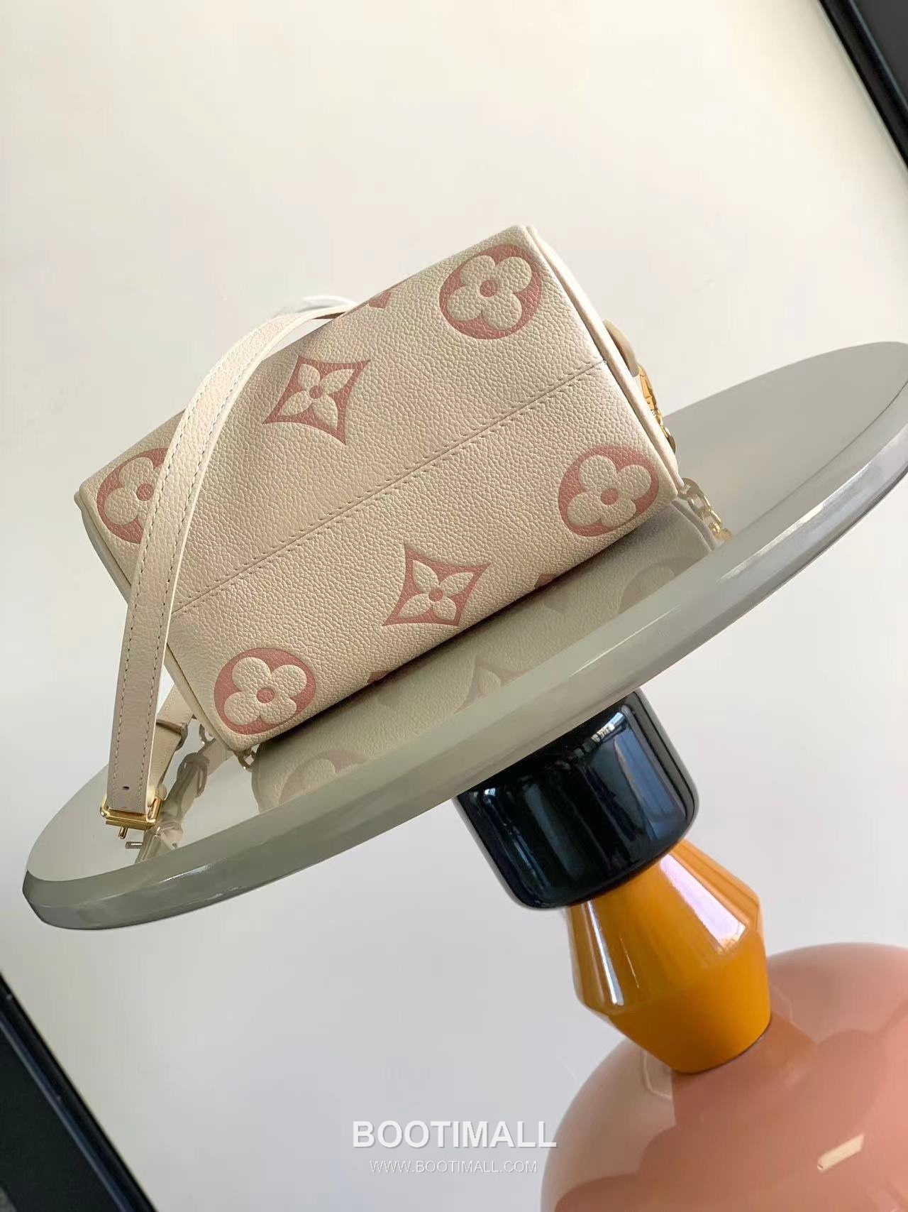 Louis Vuitton Speedy Bandoulière 20 Calfskin Leather Duffle Bag with Chain Strap Lock Detail 루이비통 스피디 반둘리에 20 카프스킨 레더 더플백 M46575 20.5cm 4