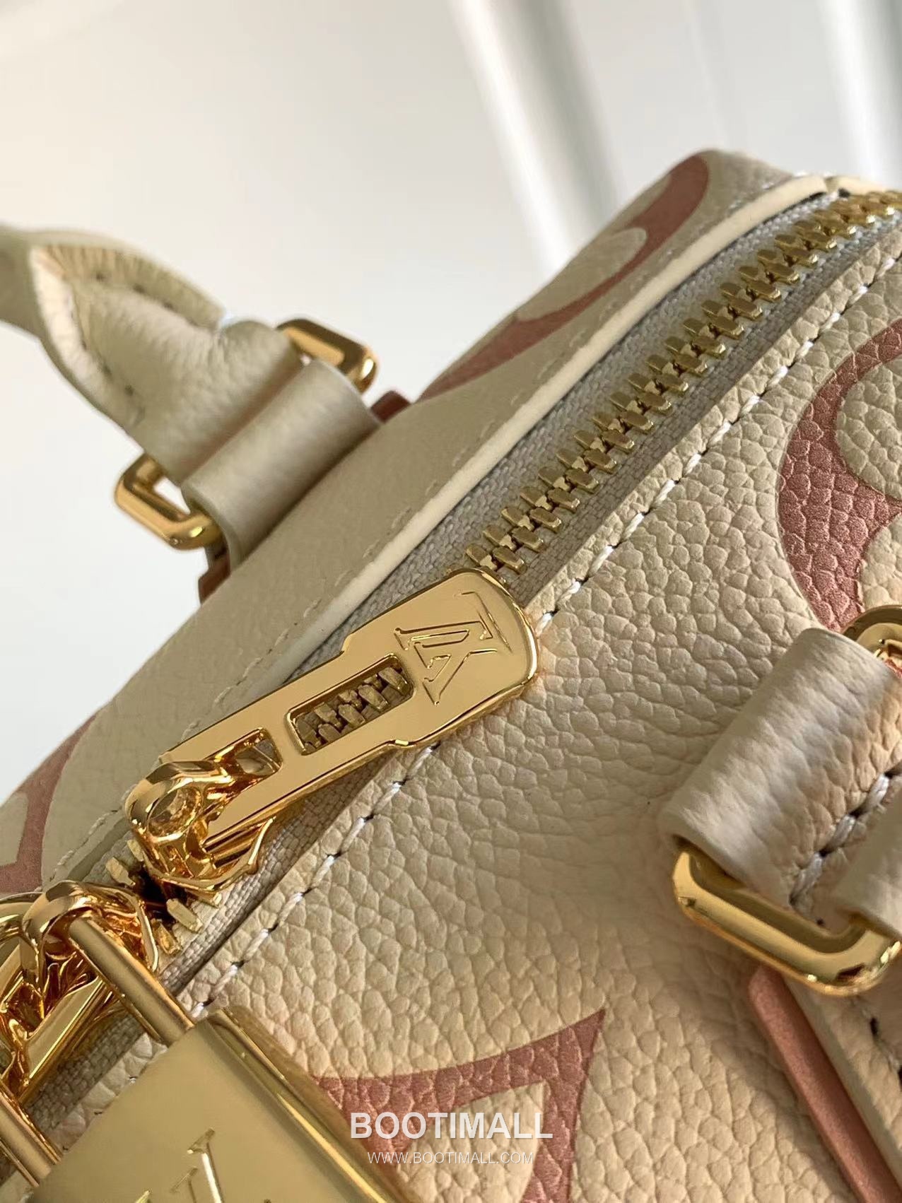 Louis Vuitton Speedy Bandoulière 20 Calfskin Leather Duffle Bag with Chain Strap Lock Detail 루이비통 스피디 반둘리에 20 카프스킨 레더 더플백 M46575 20.5cm 5